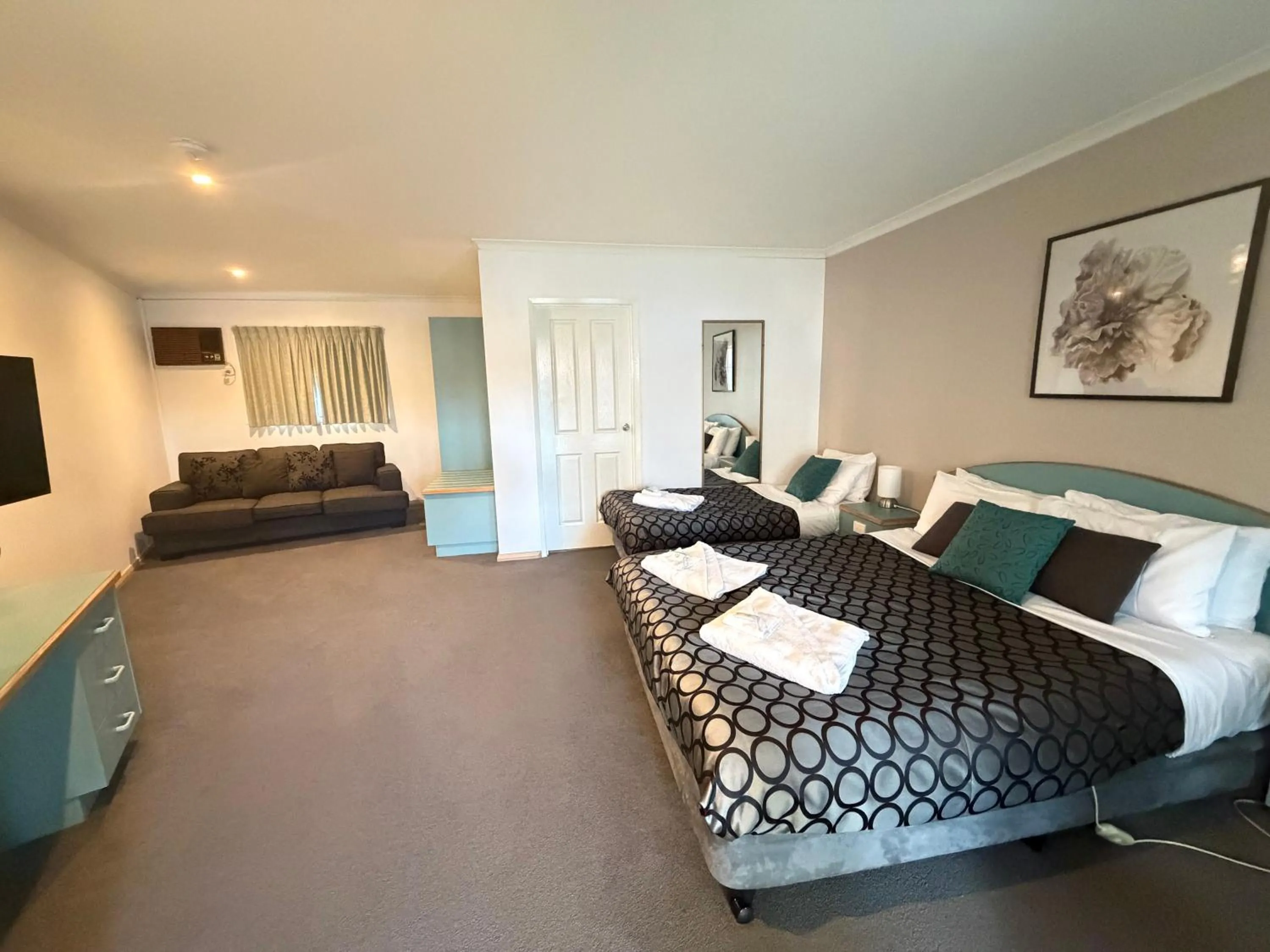 Bed in CAPRICORN MOTOR inn