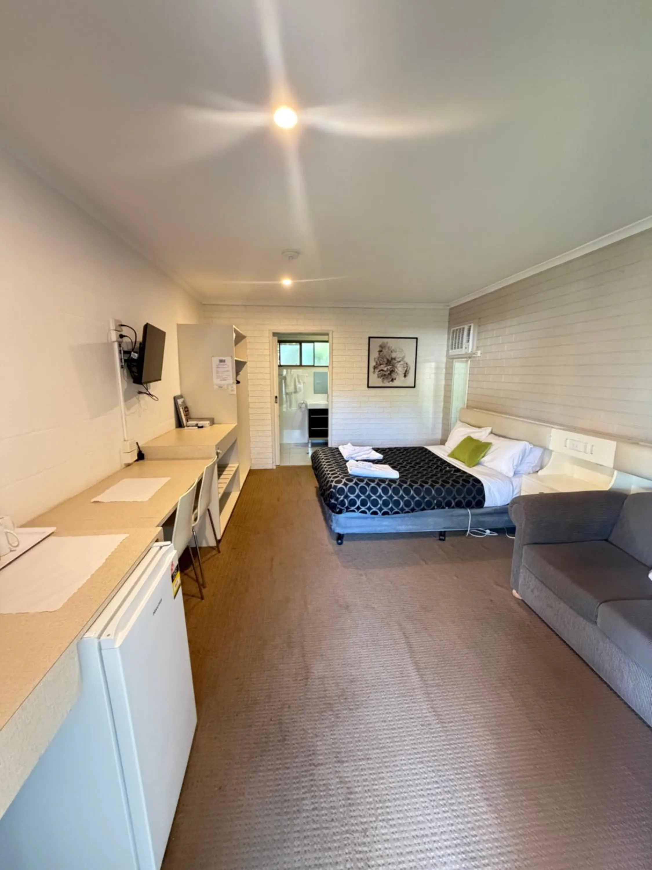 Bed in CAPRICORN MOTOR inn