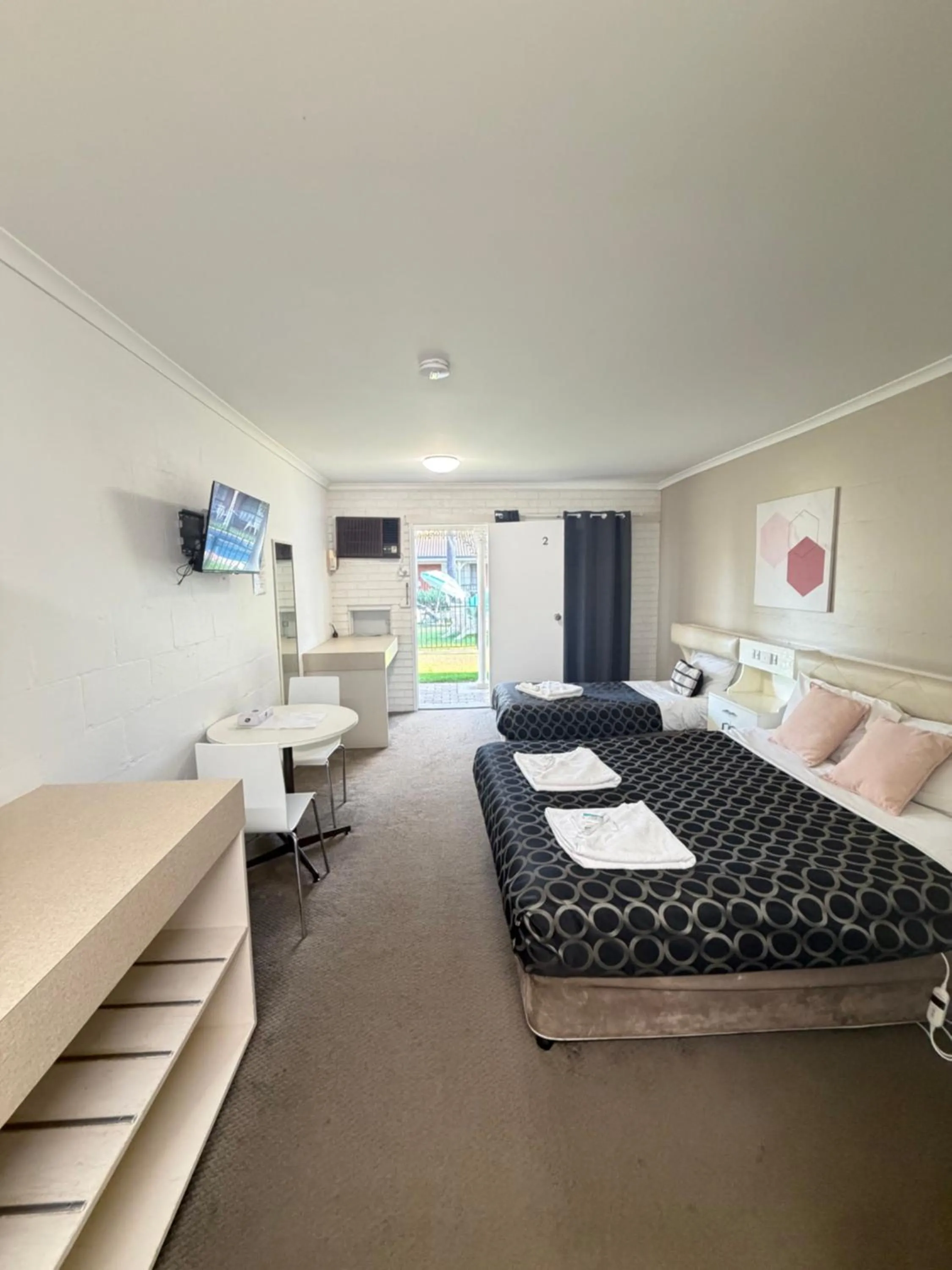 Bed in CAPRICORN MOTOR inn