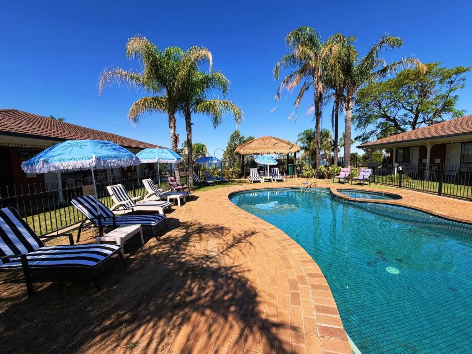 Pool view in CAPRICORN MOTOR inn