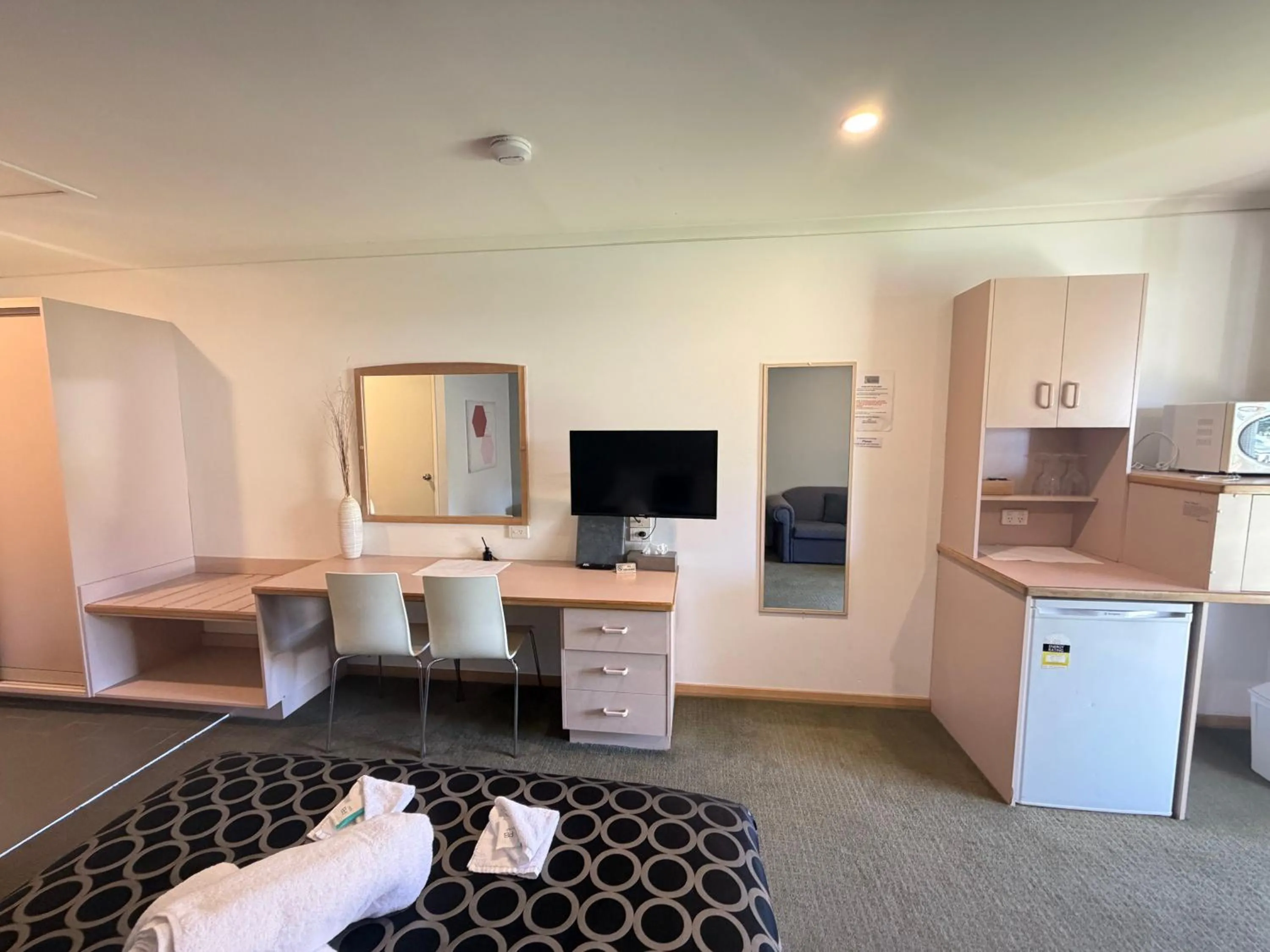 Bed in CAPRICORN MOTOR inn