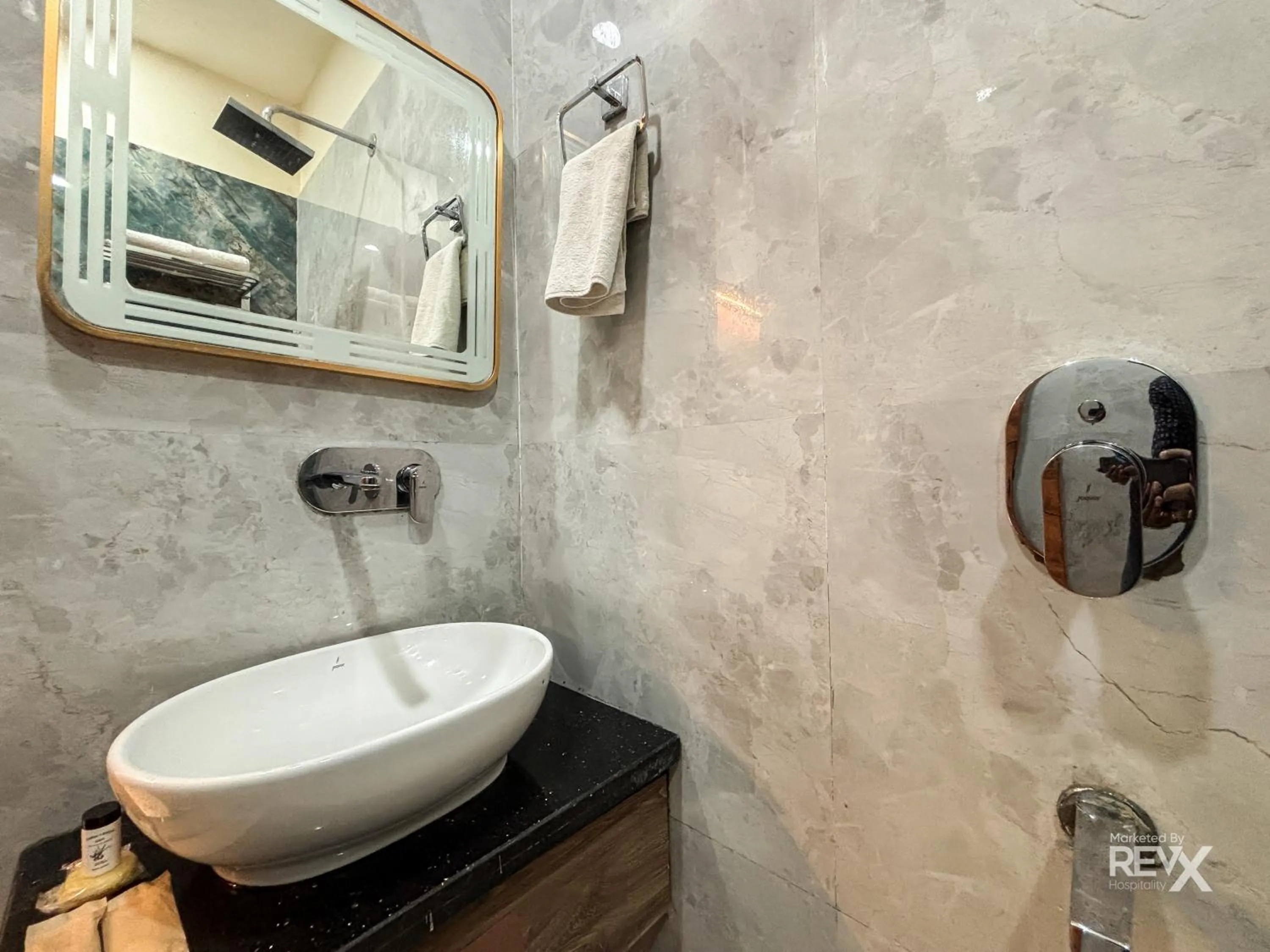 Bathroom in Hotel Brij Vas