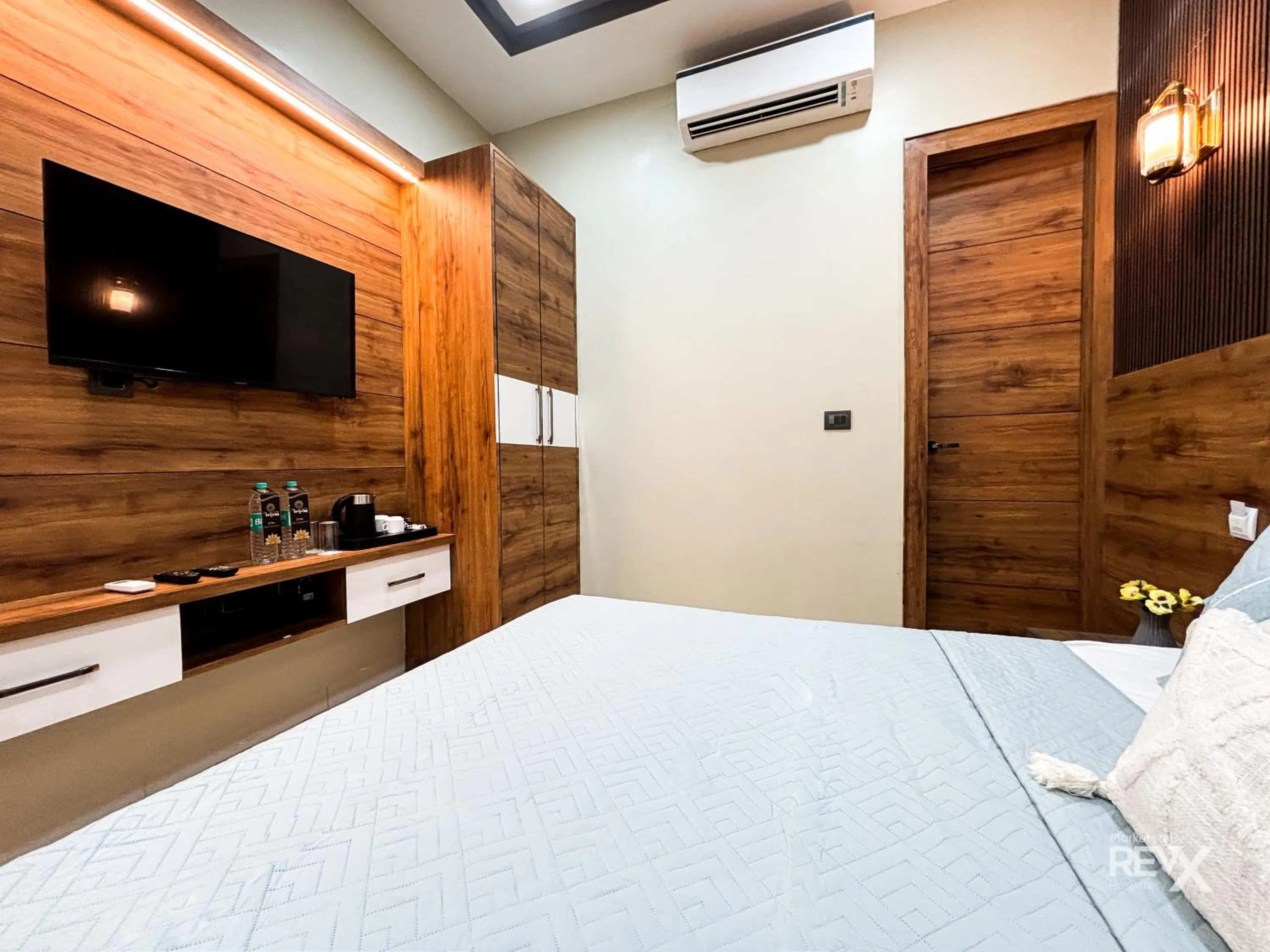 TV and multimedia in Hotel Brij Vas