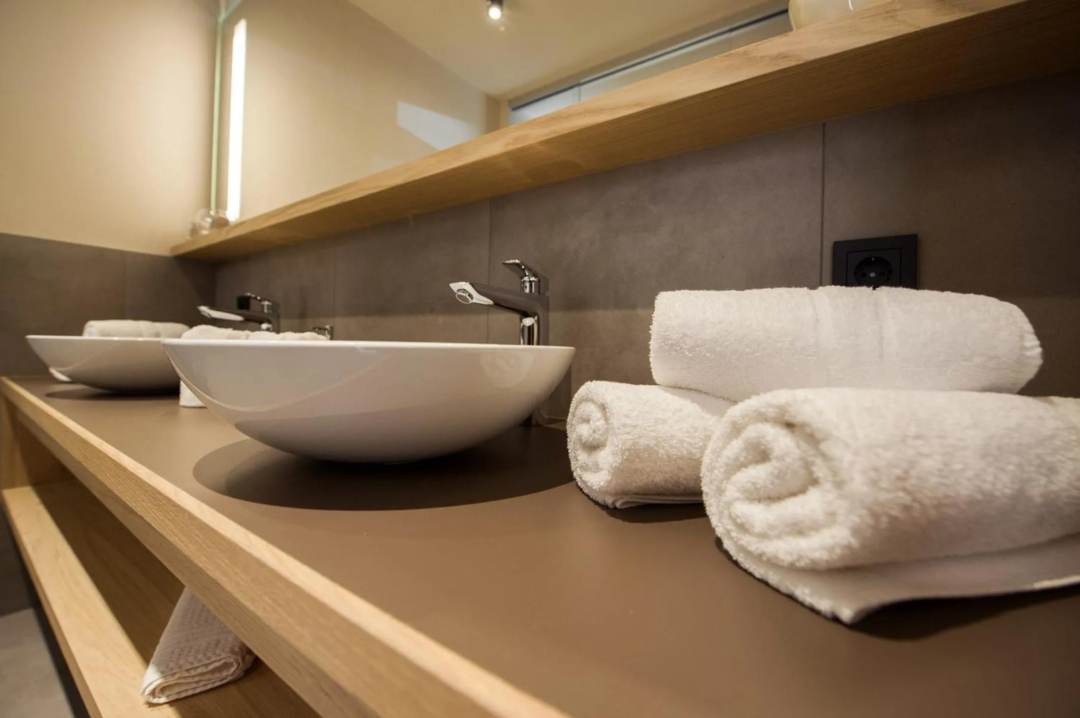 Haus Gregori Modern & Central Stay in Vineyard with Rooftop & Served Breakfast