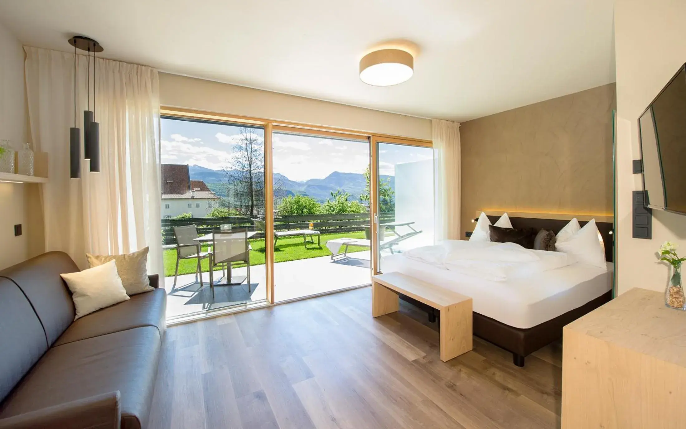 Two-Bedroom Apartment with Garden in Haus Gregori Modern & Central Stay in Vineyard with Rooftop & Served Breakfast Two-Bedroom Apartment with Garden in Haus Gregori Modern & Central Stay in Vineyard with Rooftop & Served Breakfast