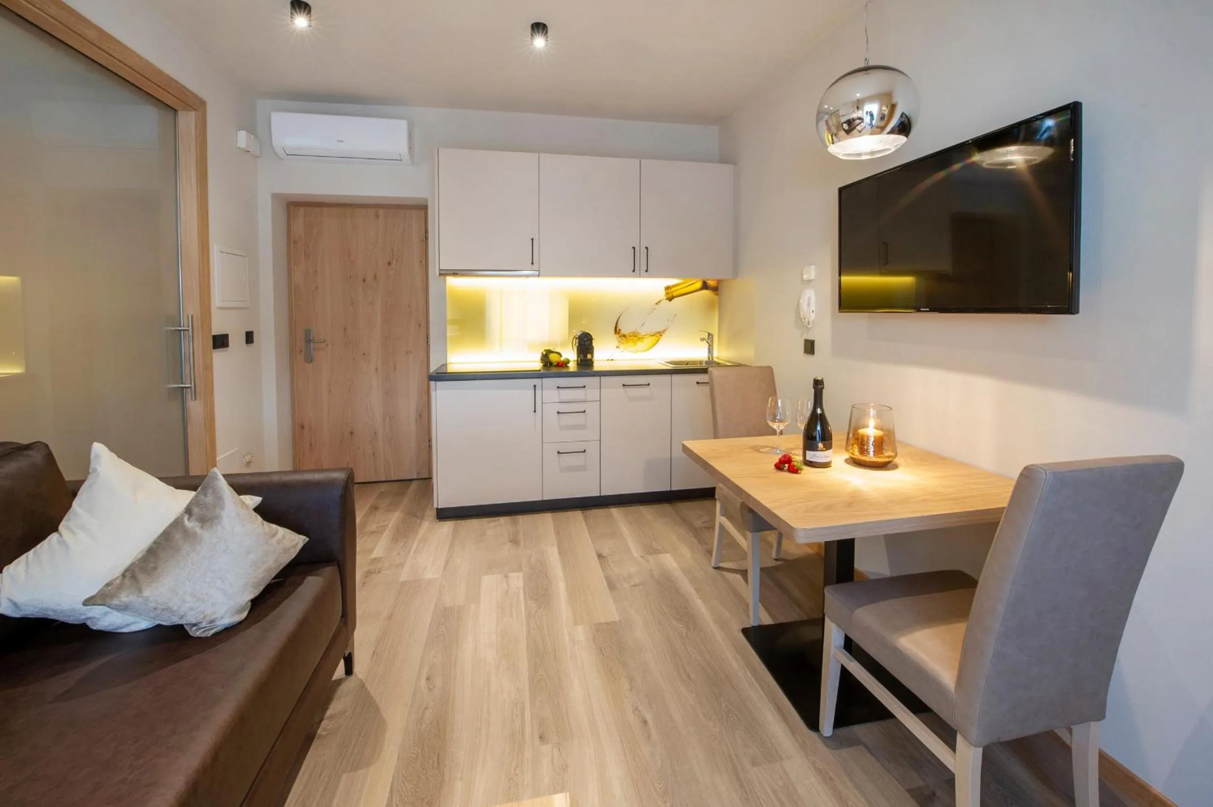 Haus Gregori Modern & Central Stay in Vineyard with Rooftop & Served Breakfast