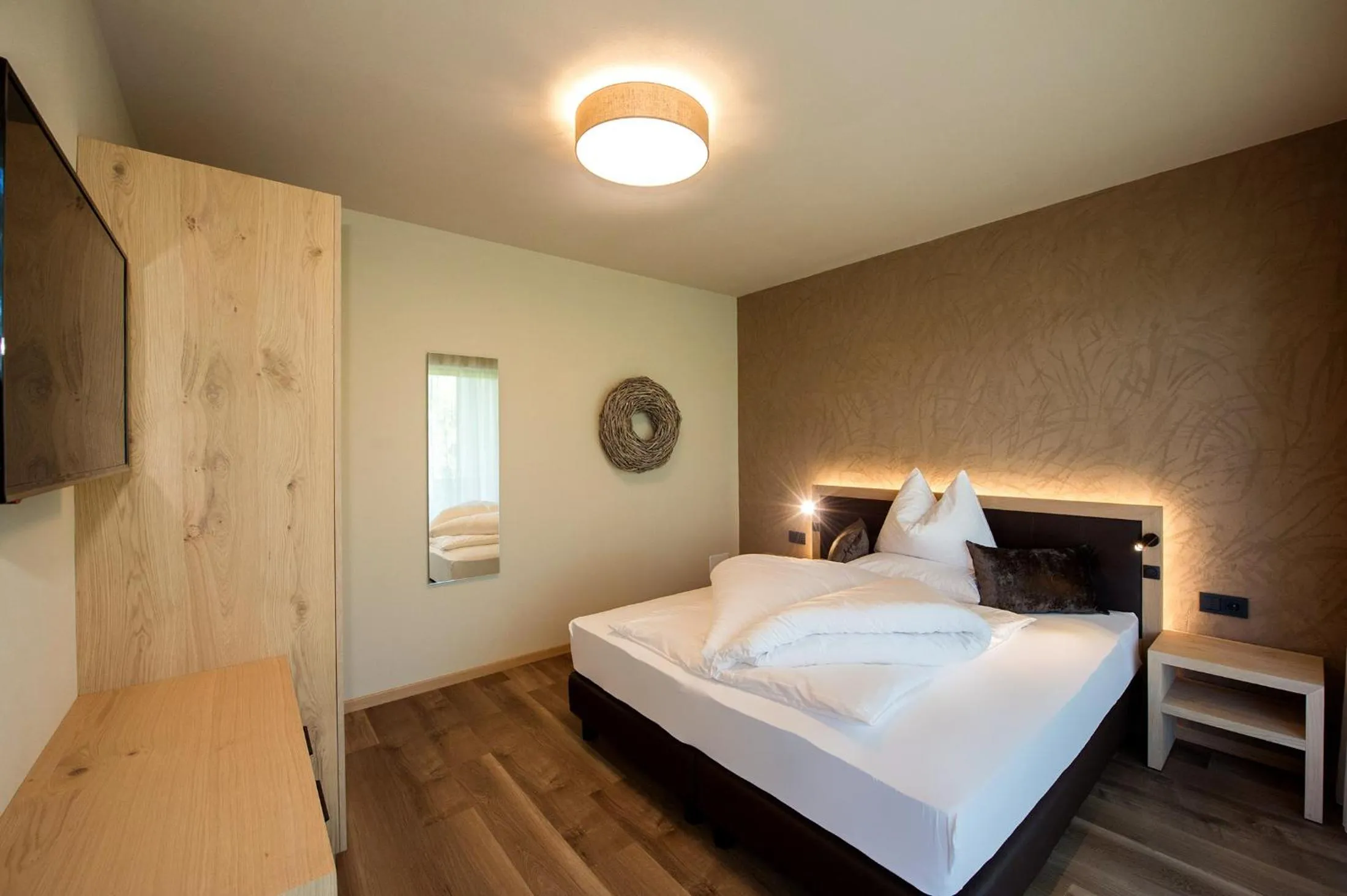 Bed in Haus Gregori Modern & Central Stay in Vineyard with Rooftop & Served Breakfast
