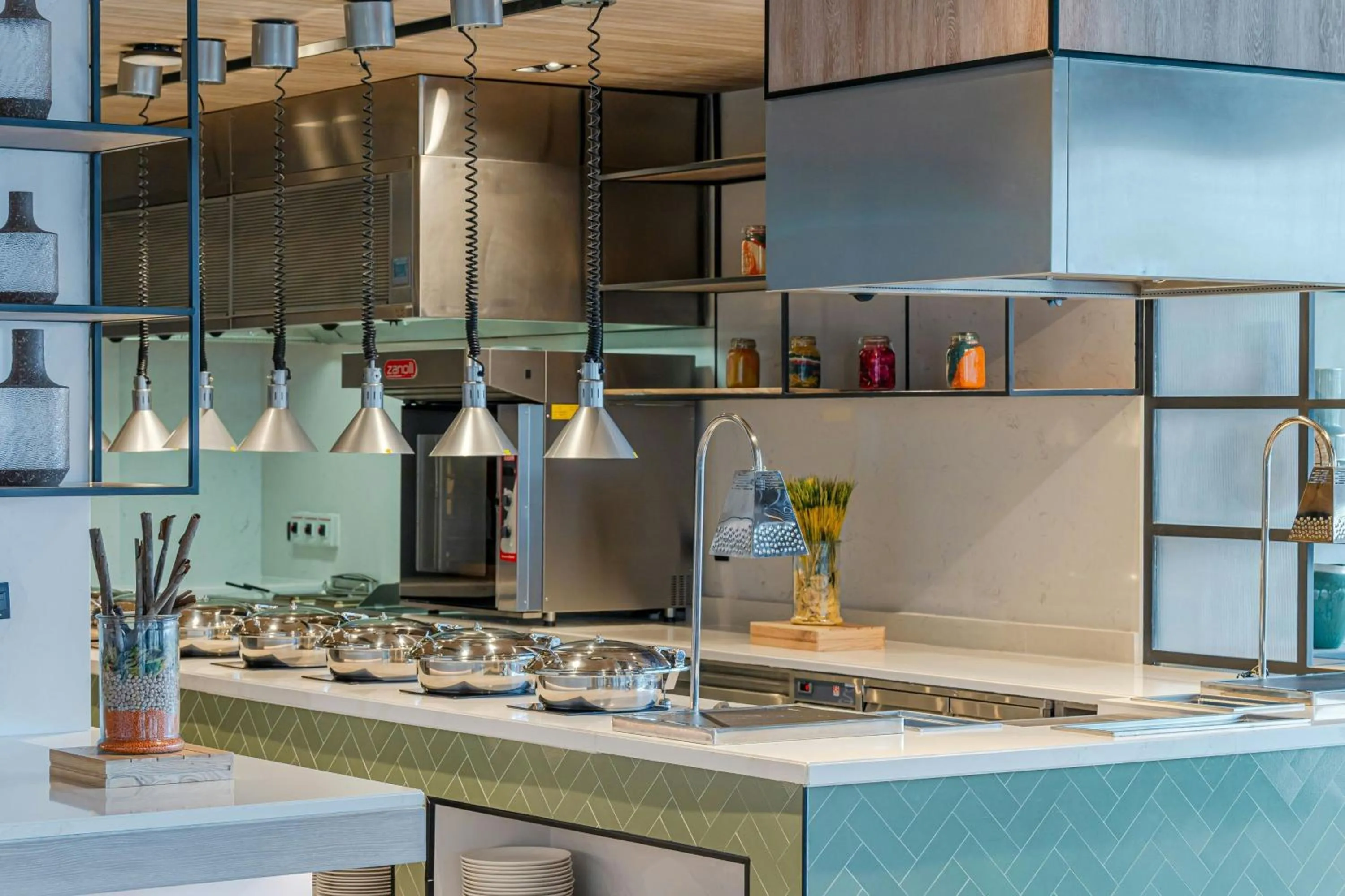 Restaurant/places to eat in Four Points by Sheraton King Abdulaziz Road