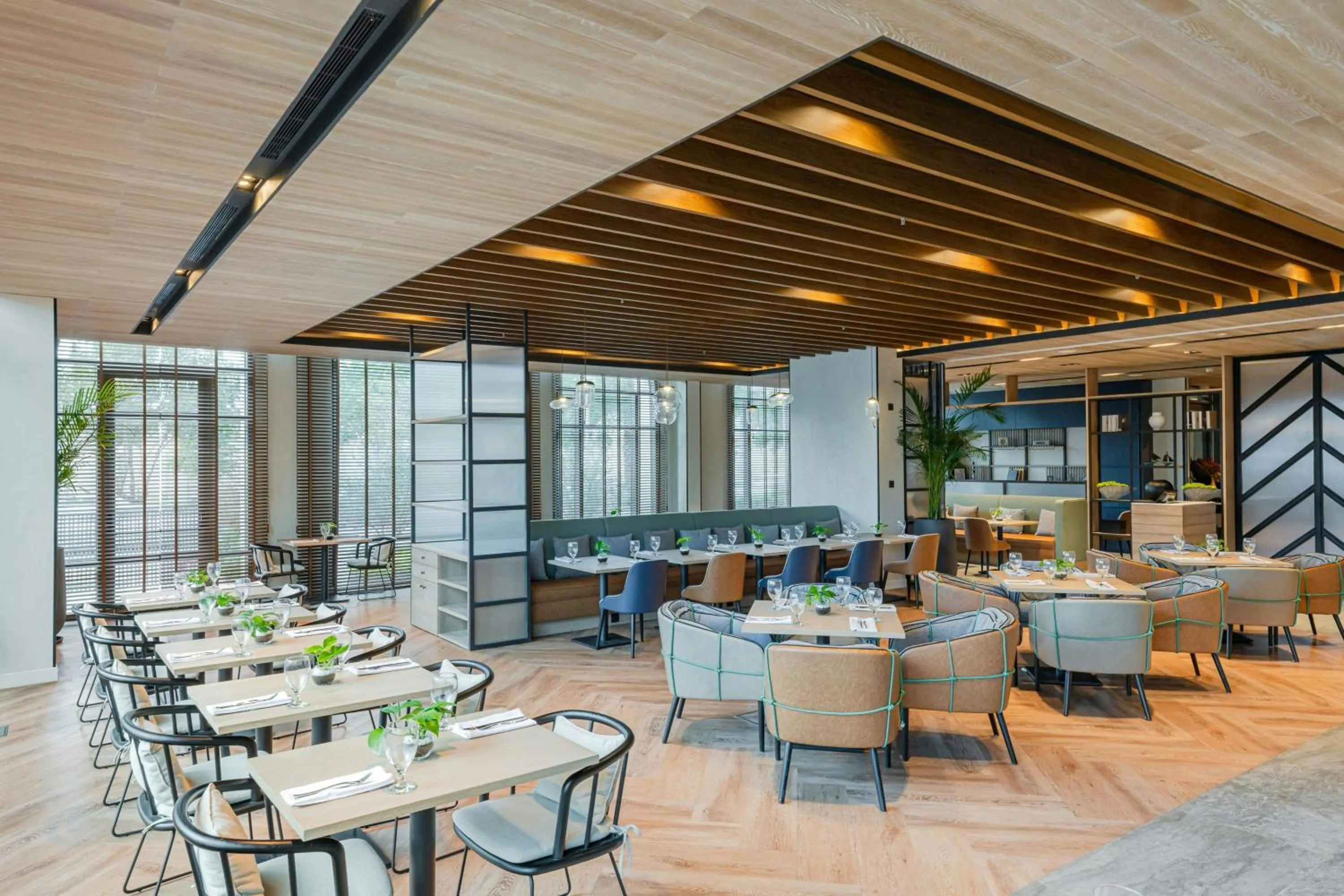 Restaurant/places to eat in Four Points by Sheraton King Abdulaziz Road