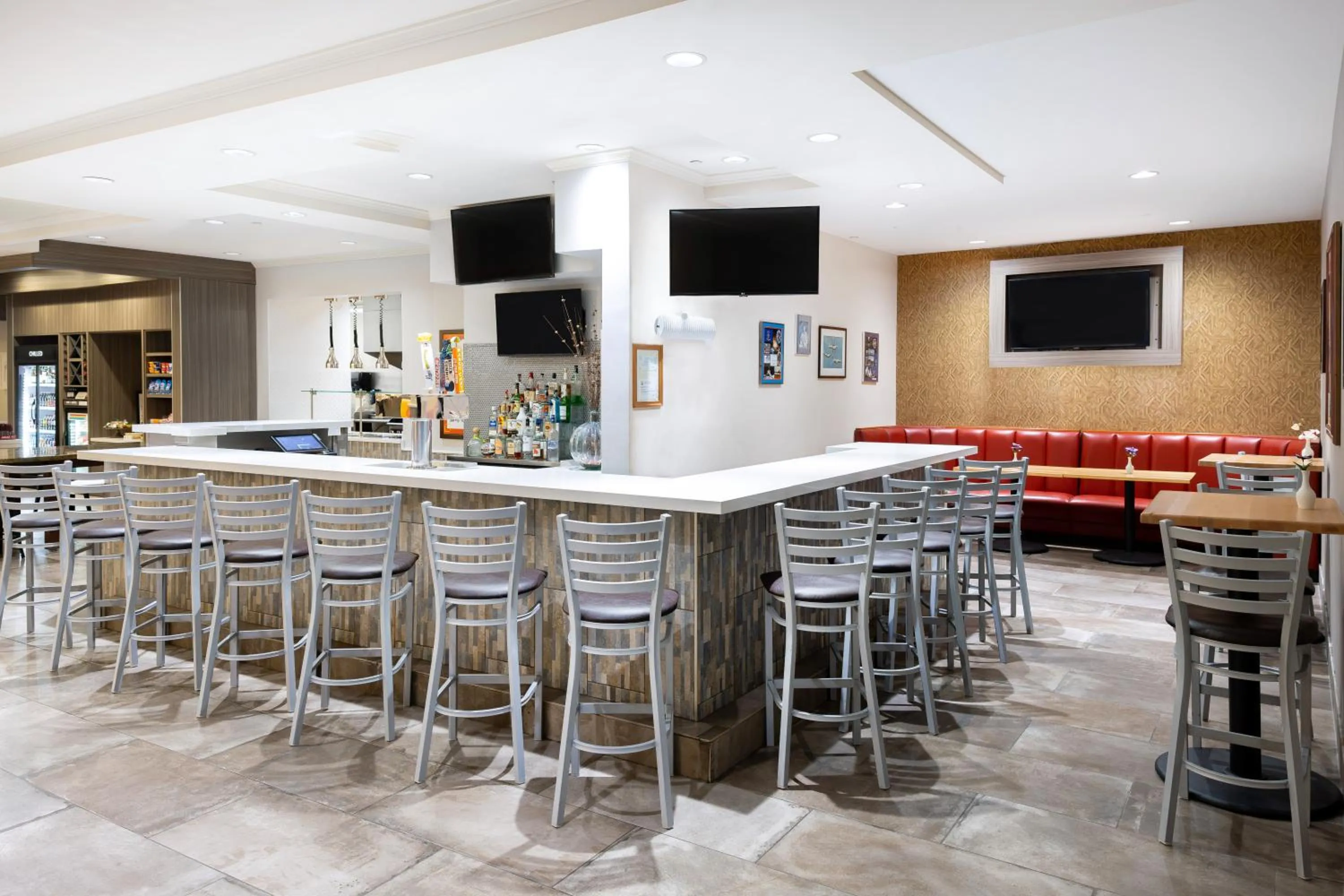 Lounge or bar in Hilton Garden Inn Grand Forks-Und