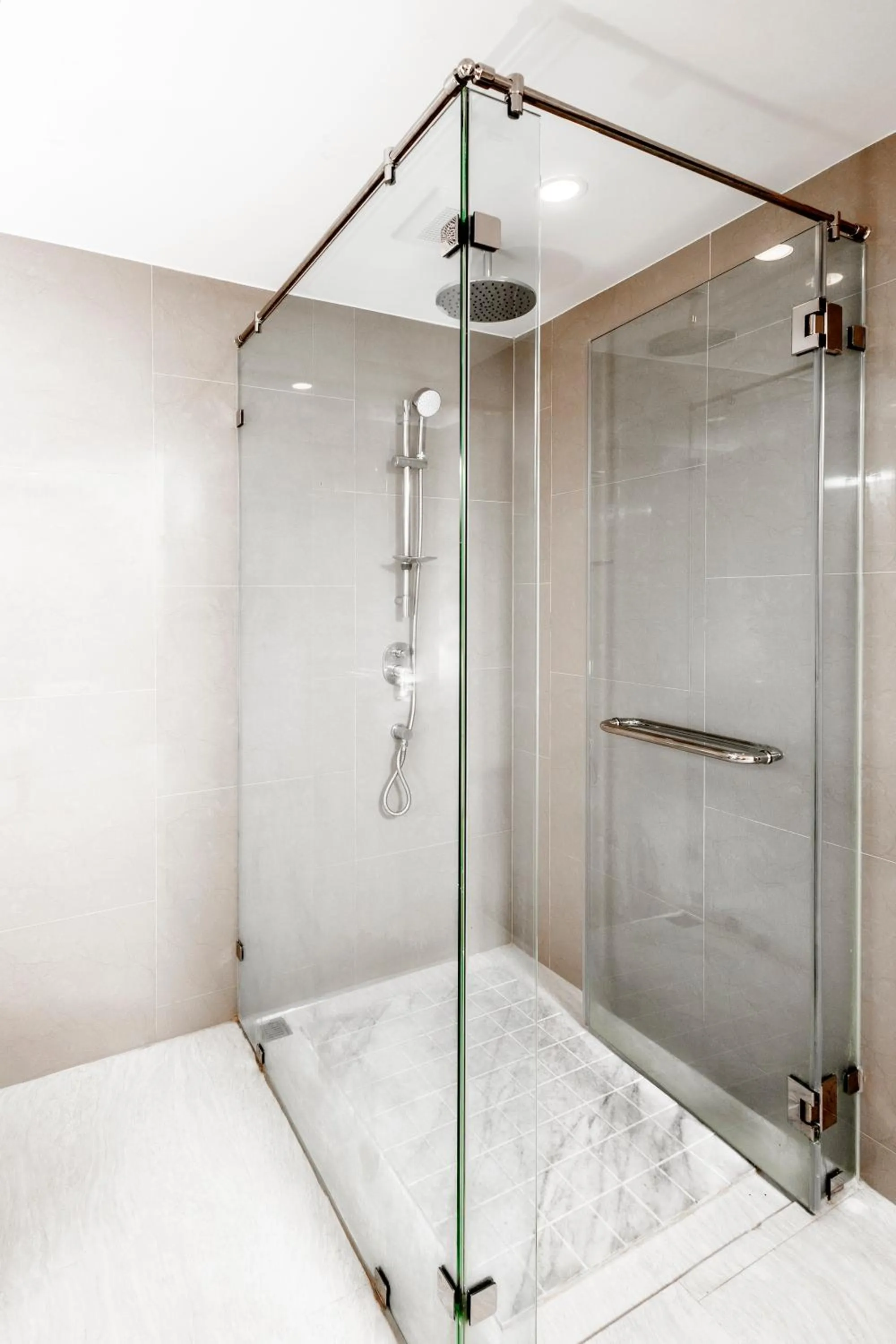 Shower in Duplex Liora 1BR PoolsGym Shuttle to Nai Harn