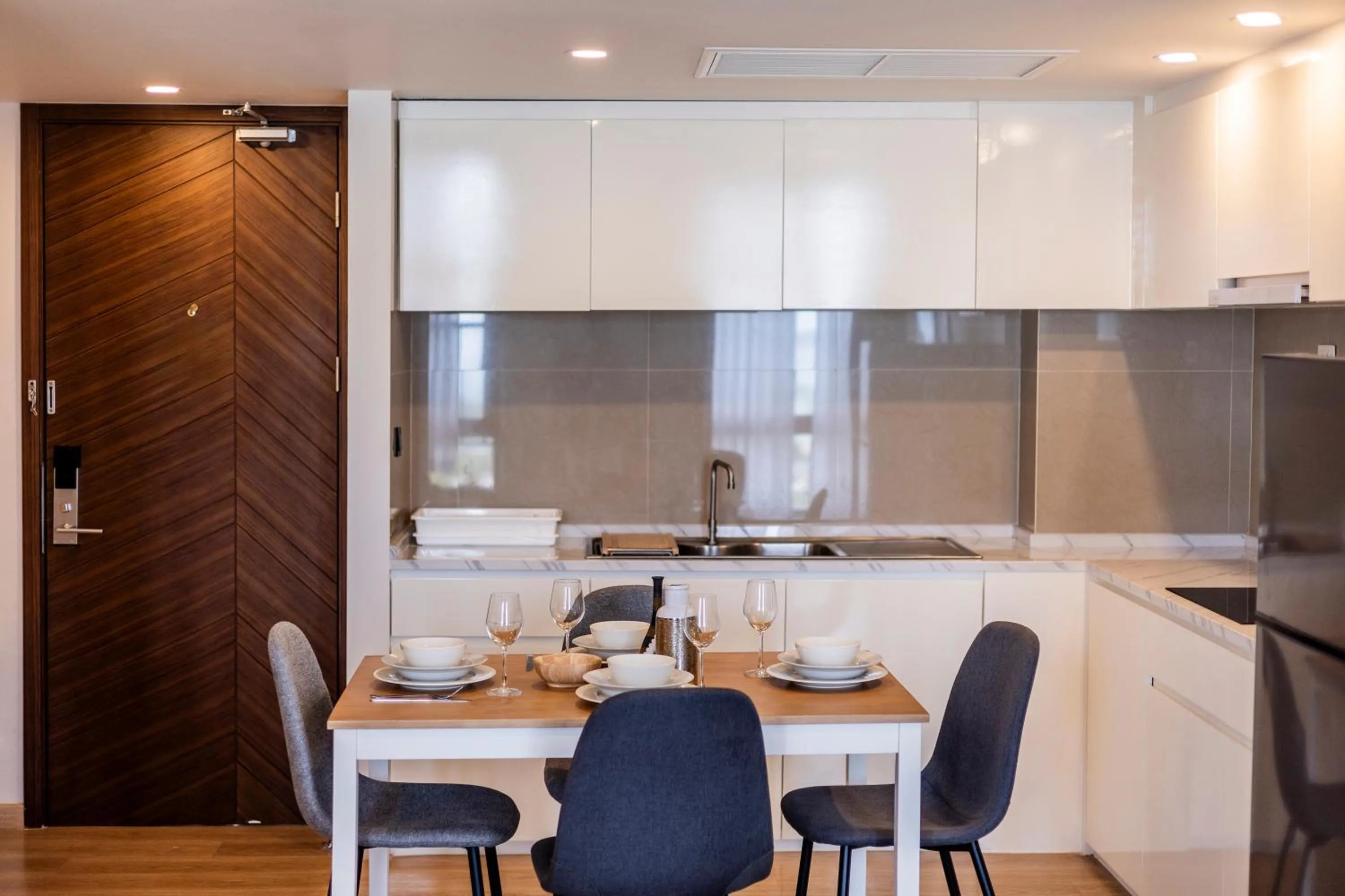 Kitchen or kitchenette in Duplex Liora 1BR PoolsGym Shuttle to Nai Harn