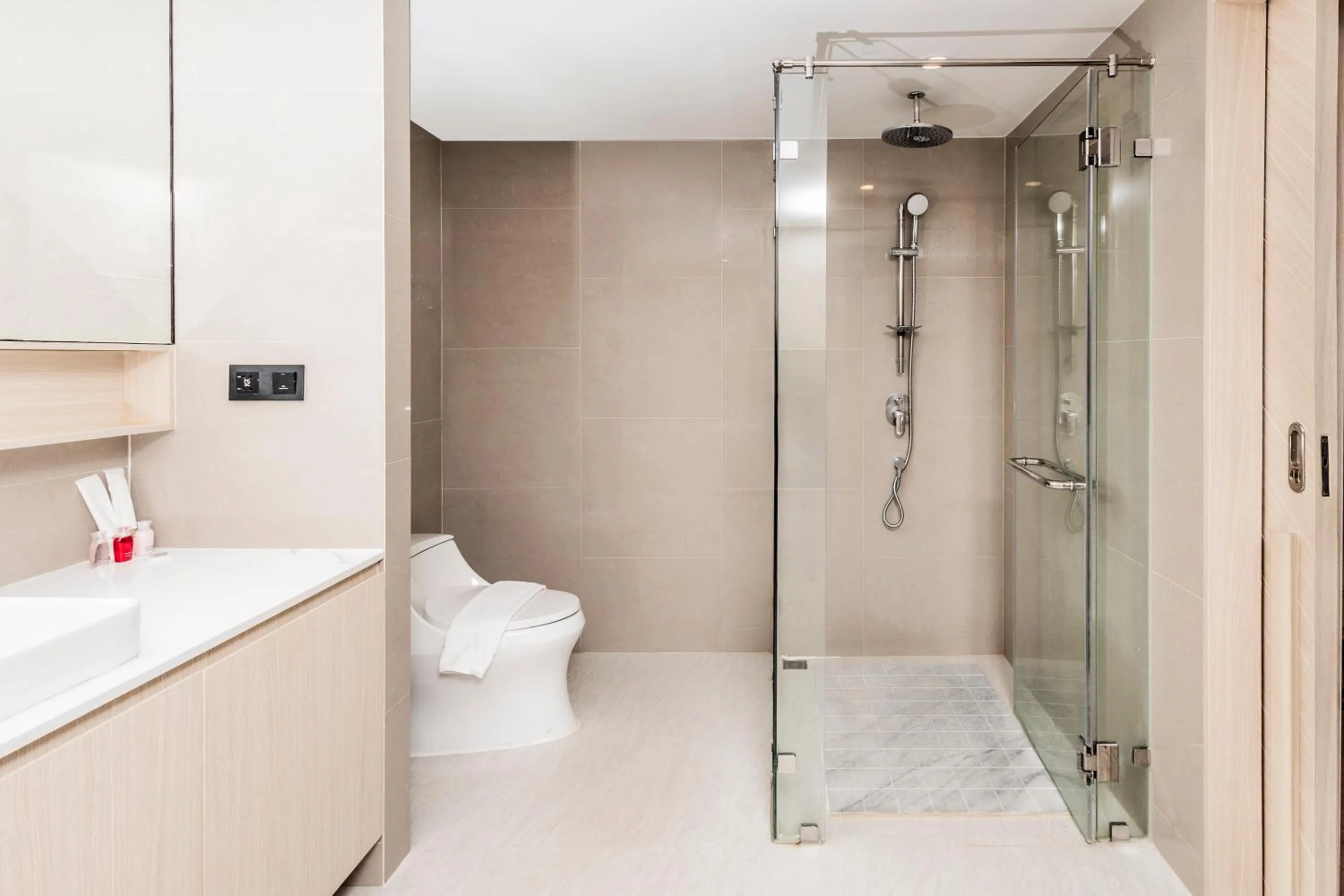 Shower in Duplex Liora 1BR PoolsGym Shuttle to Nai Harn