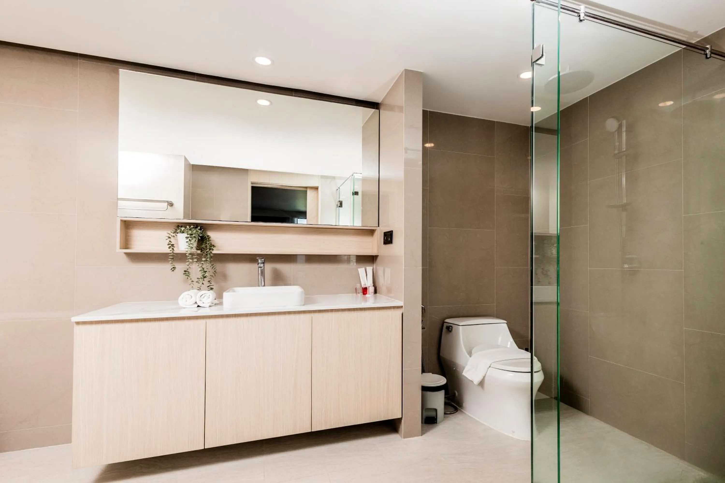 Shower in Duplex Liora 1BR PoolsGym Shuttle to Nai Harn