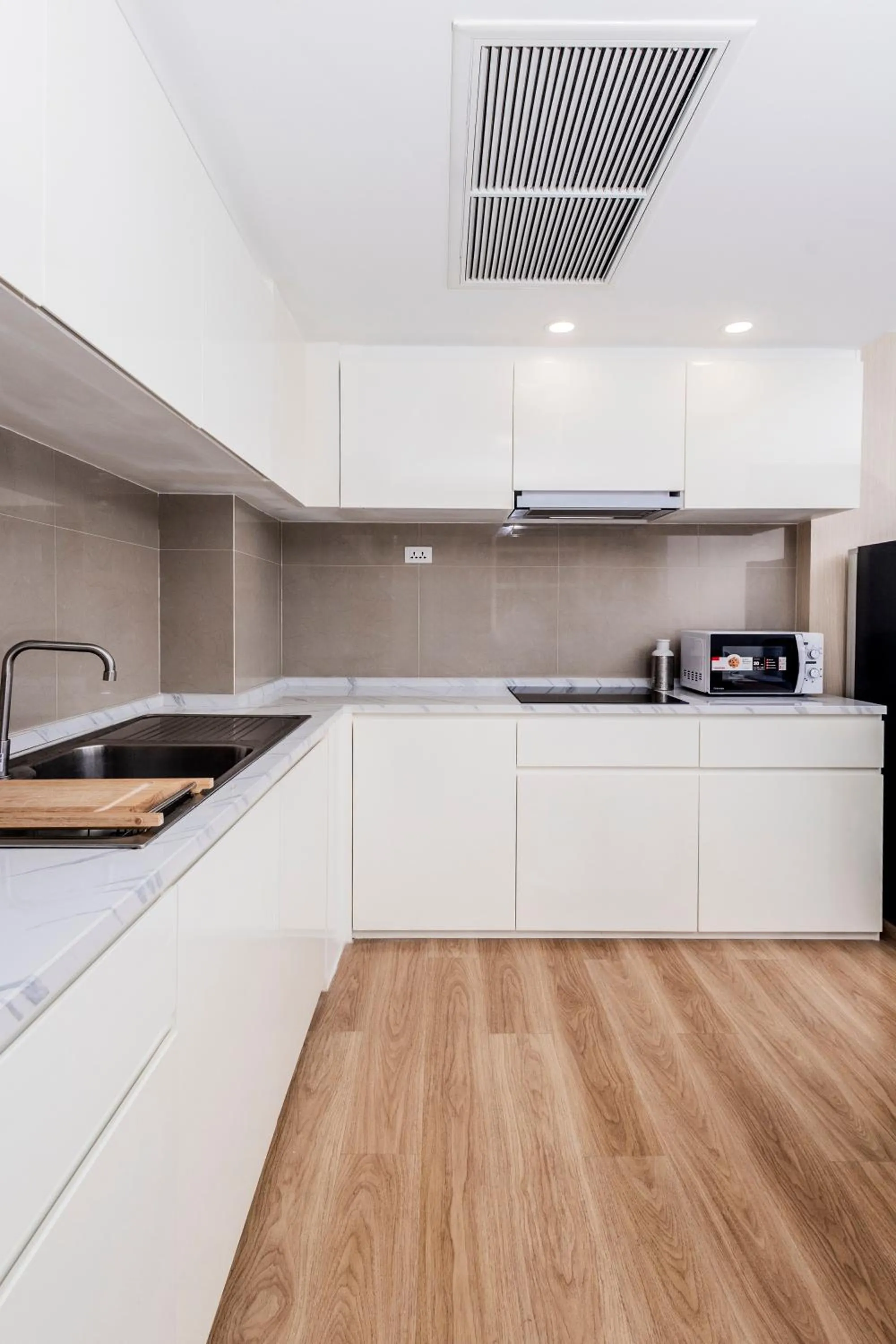 Kitchen or kitchenette in Duplex Liora 1BR PoolsGym Shuttle to Nai Harn