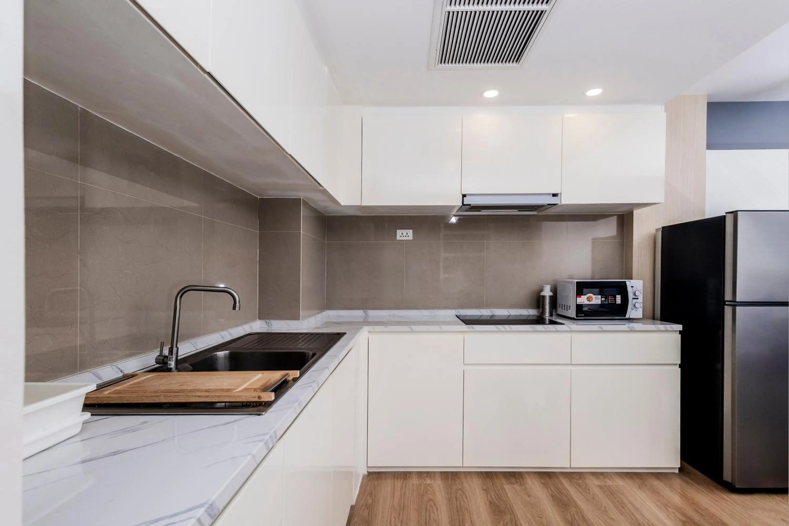 Kitchen or kitchenette in Duplex Liora 1BR PoolsGym Shuttle to Nai Harn