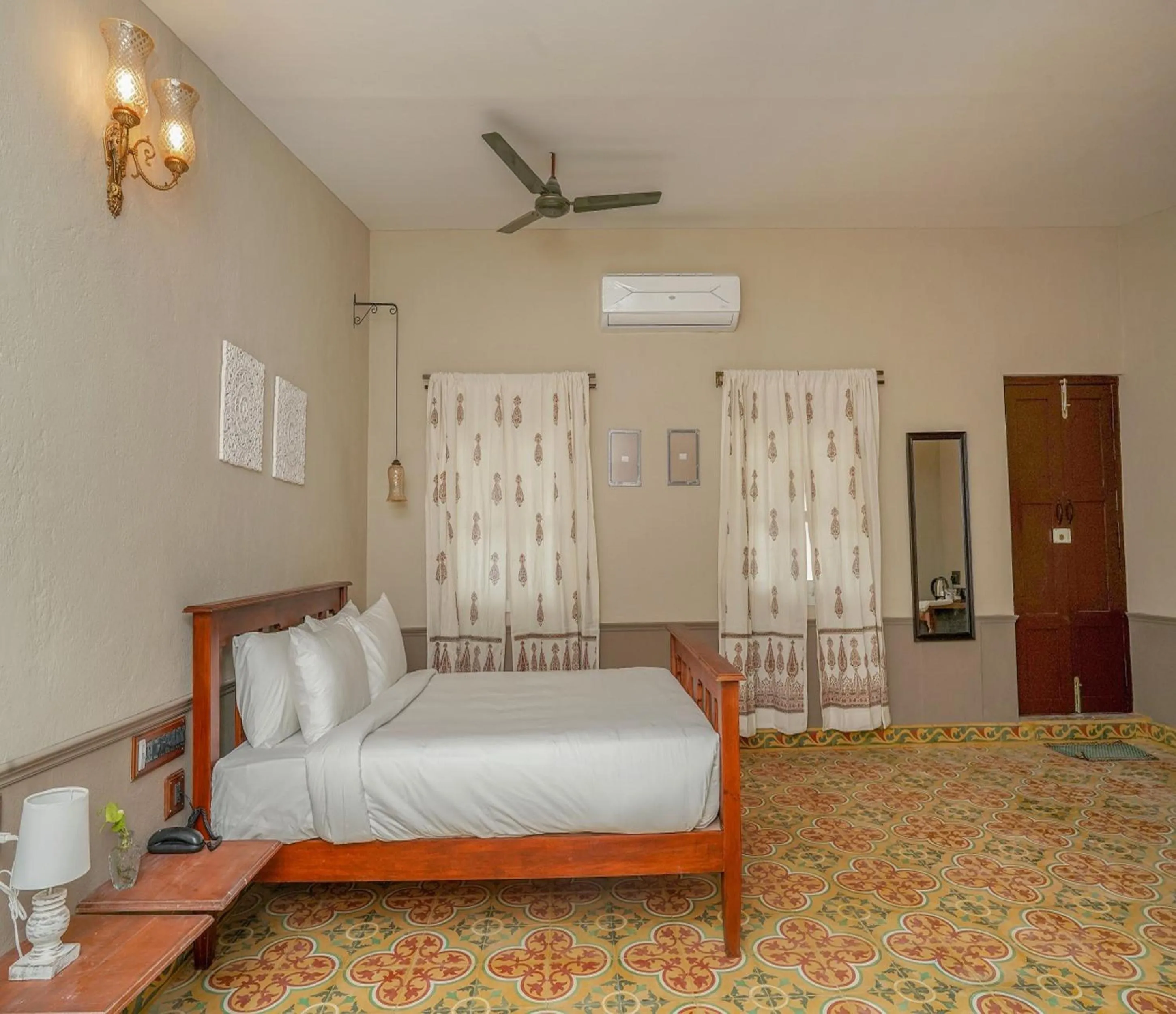 Bed in Heritage by DeFleur