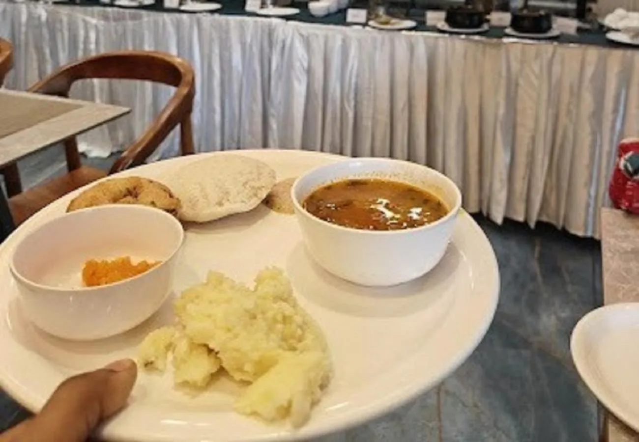 Breakfast in Heritage by DeFleur