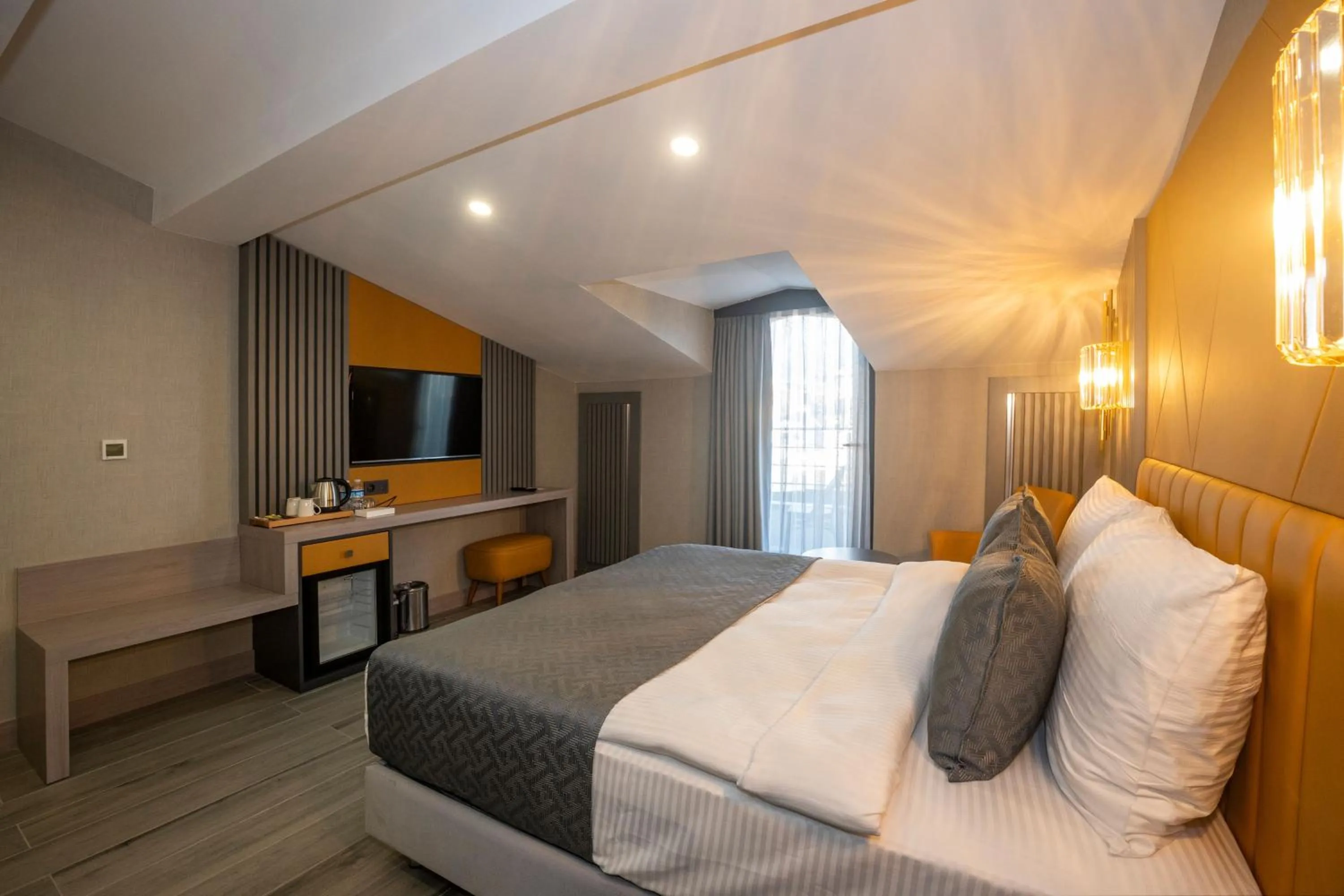 Photo of the whole room, Bed in Icon Hotel Bomonti