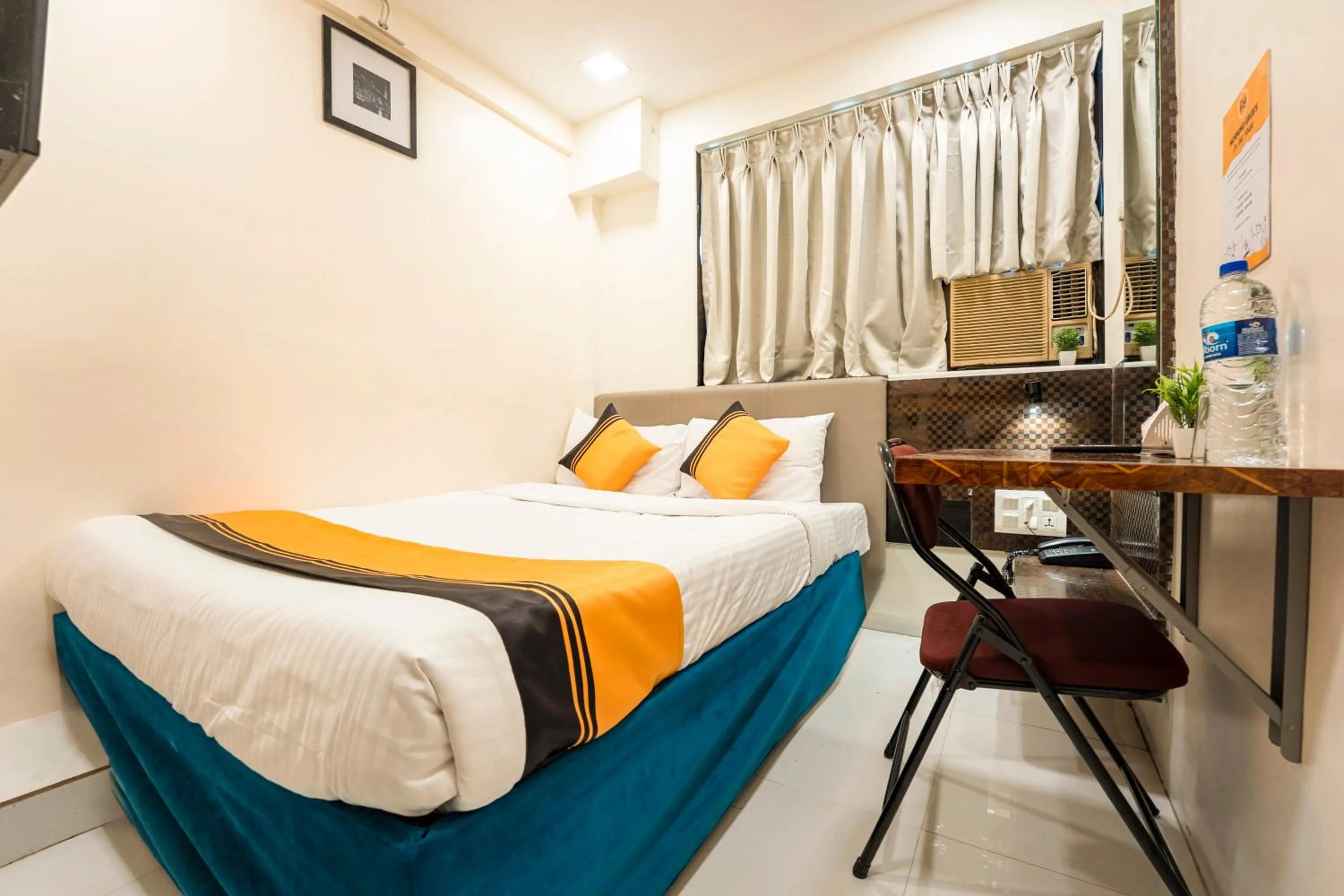 Bedroom, Bed in Itsy Hotels Bindra Elite
