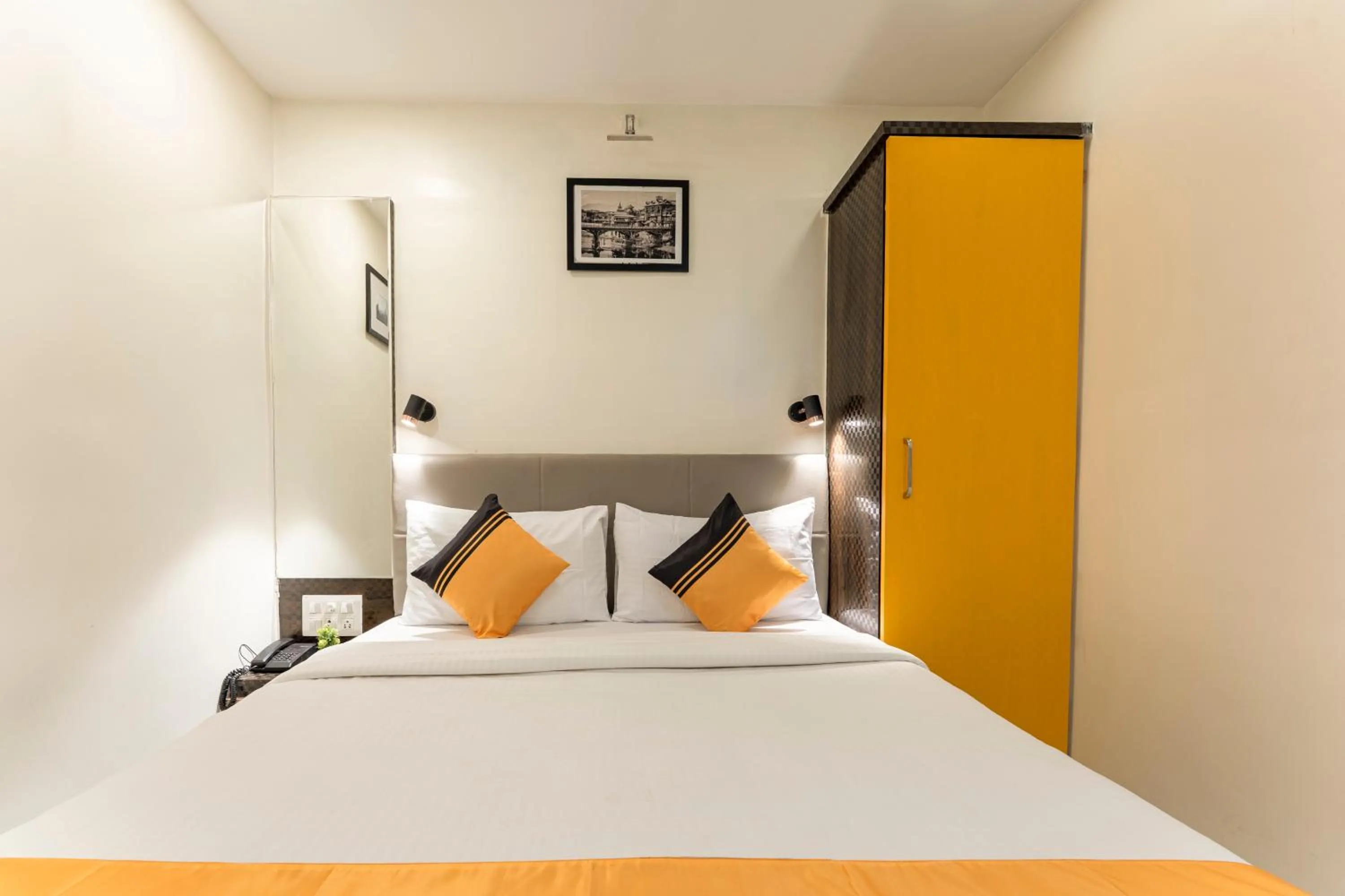 Bedroom, Bed in Itsy Hotels Bindra Elite
