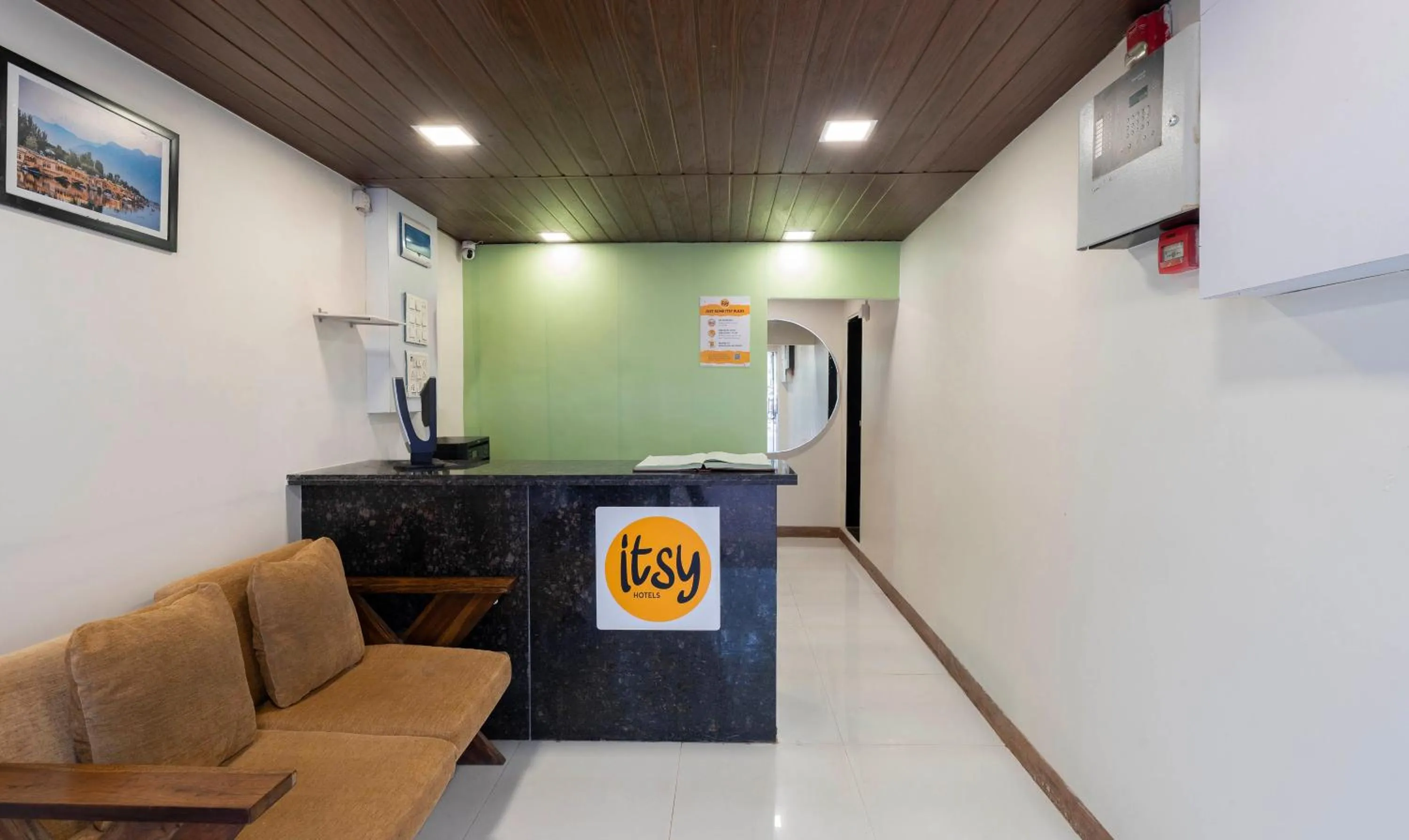 Lobby or reception in Itsy Hotels Bindra Elite