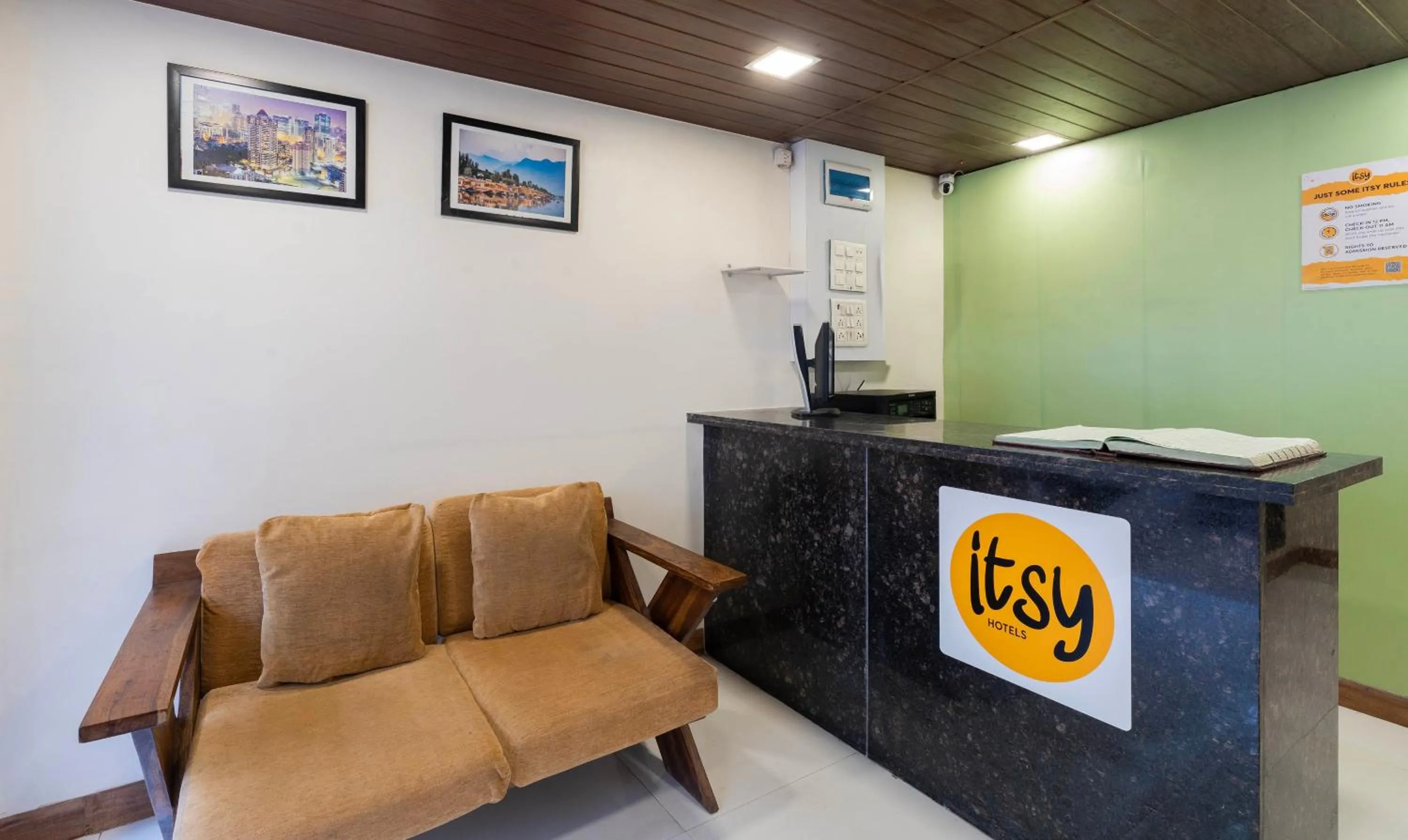 Lobby or reception in Itsy Hotels Bindra Elite