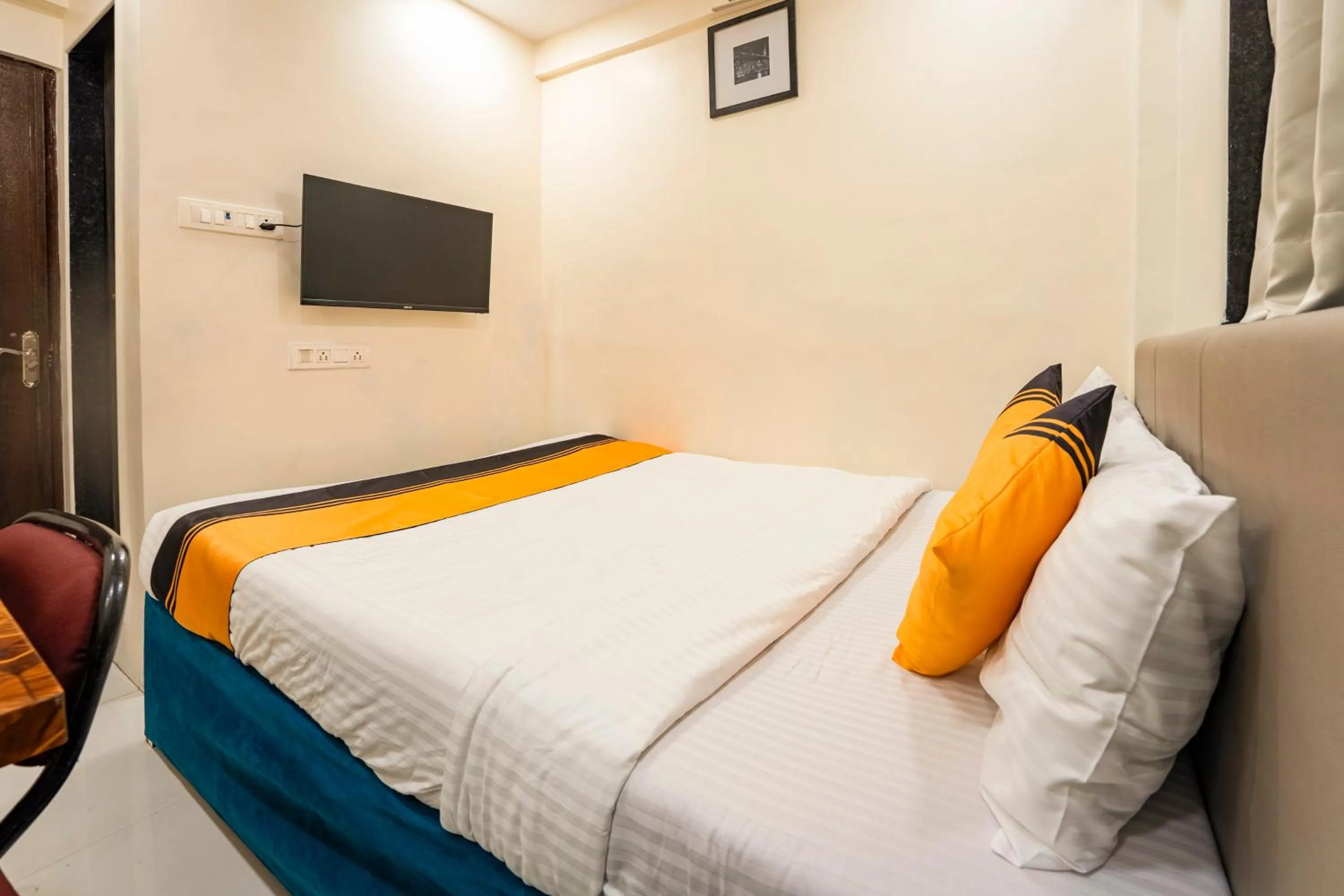 Bedroom, Bed in Itsy Hotels Bindra Elite