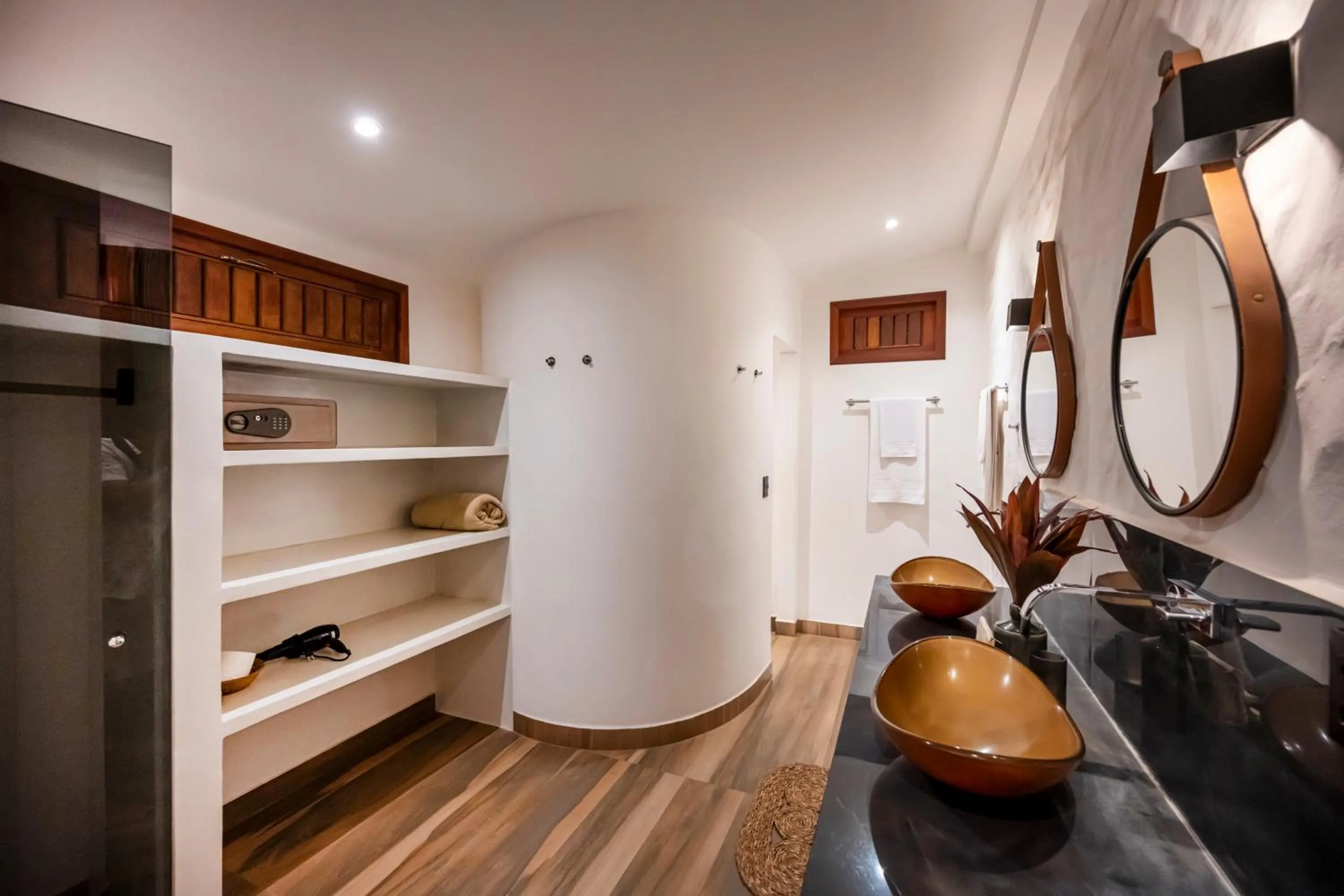 wardrobe in Hara Pousada e SPA