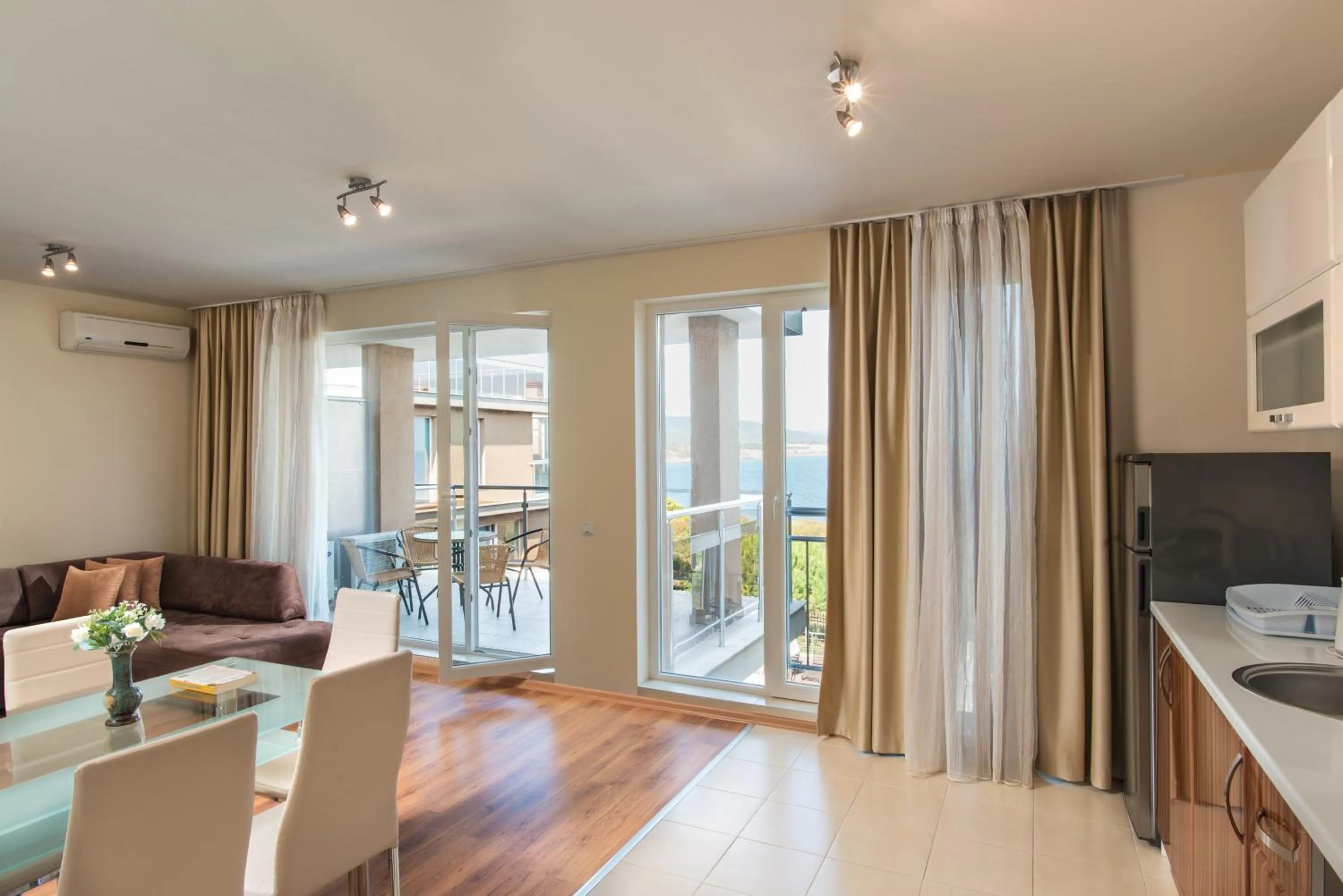 One-Bedroom Apartment with Balcony in Santa Maria Apartments