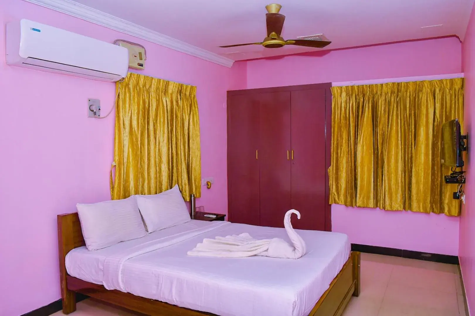 Bed in Coral Shelters Pykara Bed in Coral Shelters Pykara