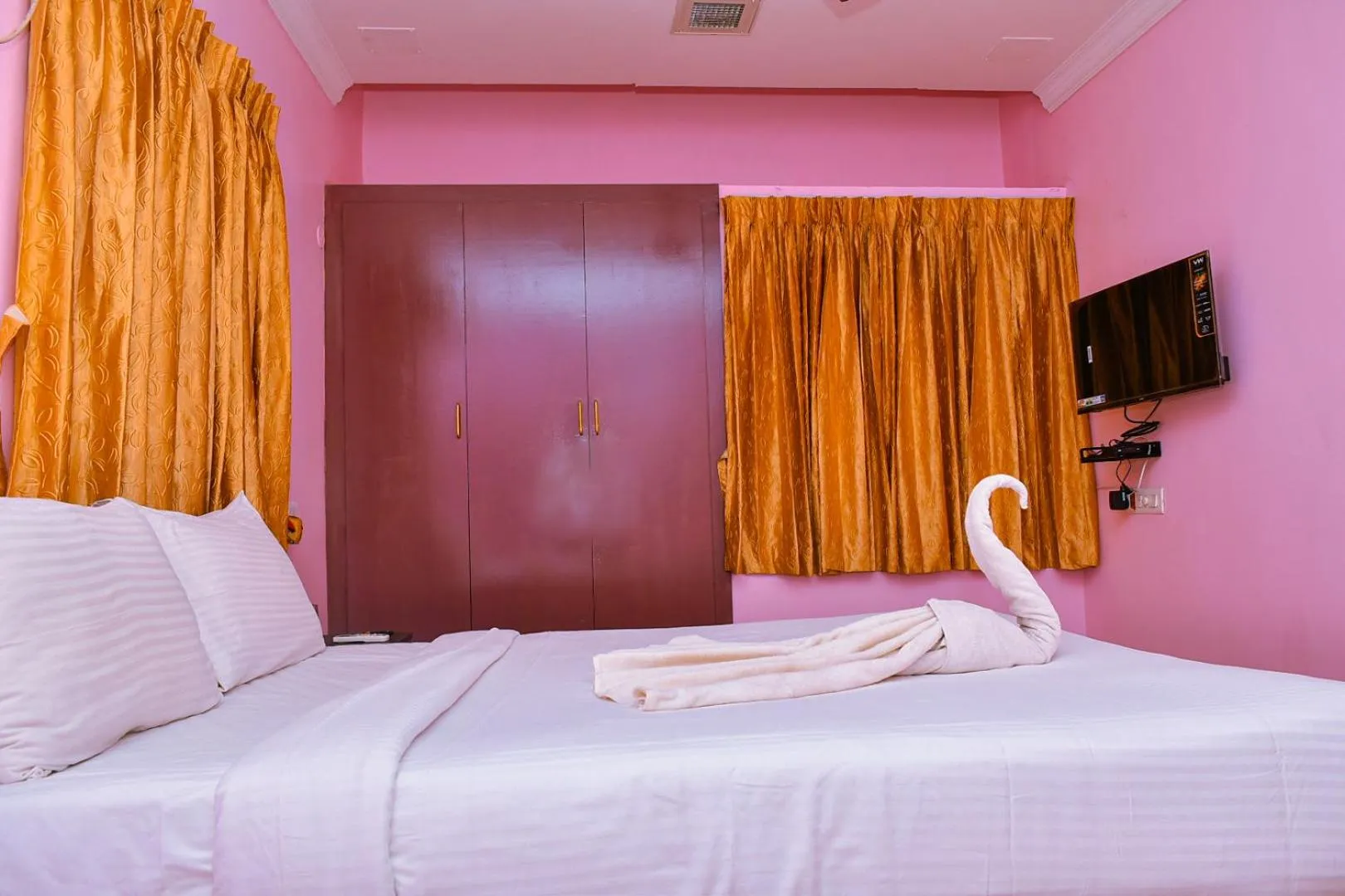 Bed in Coral Shelters Pykara