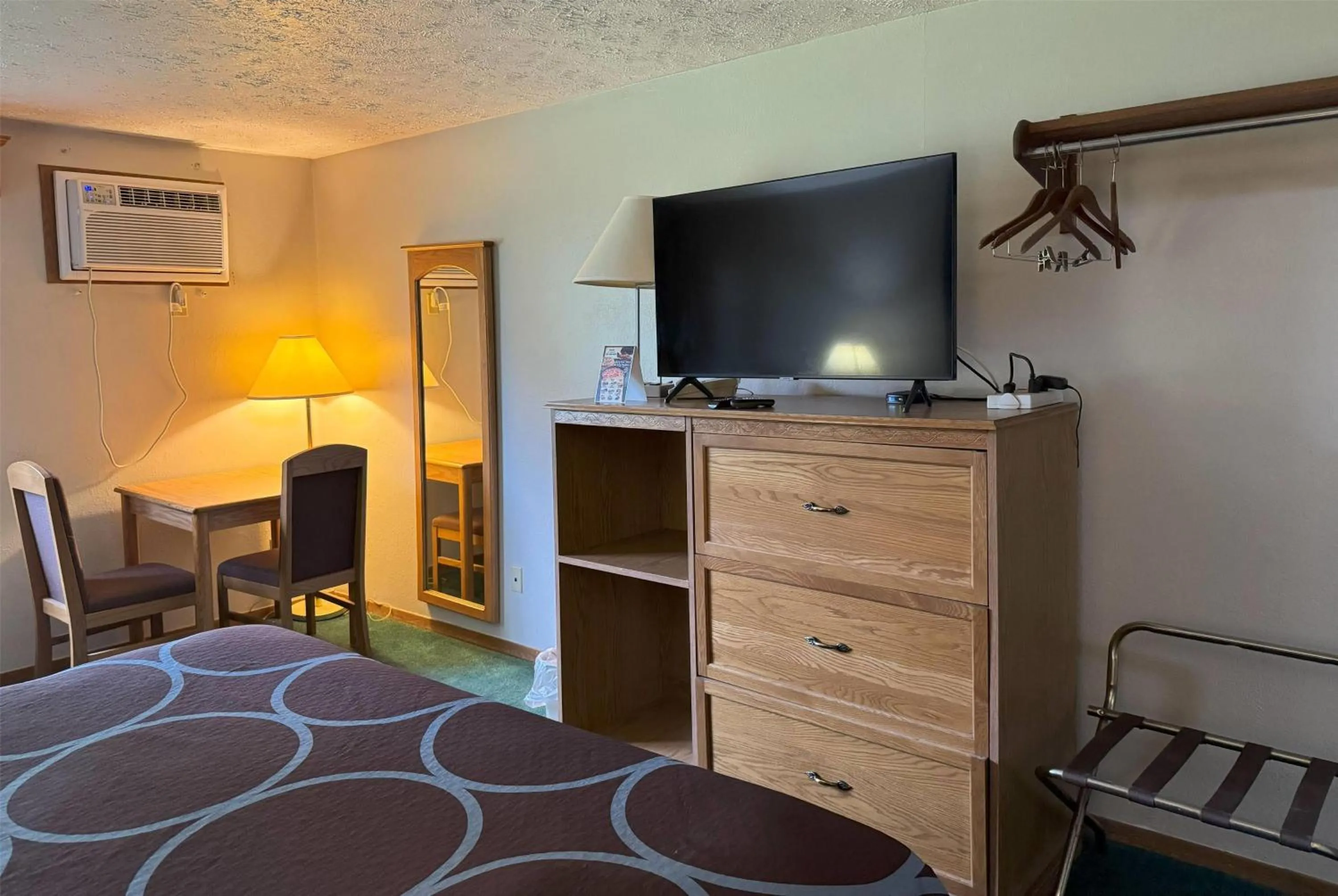 Photo of the whole room, Bed in Super 8 by Wyndham Chaska