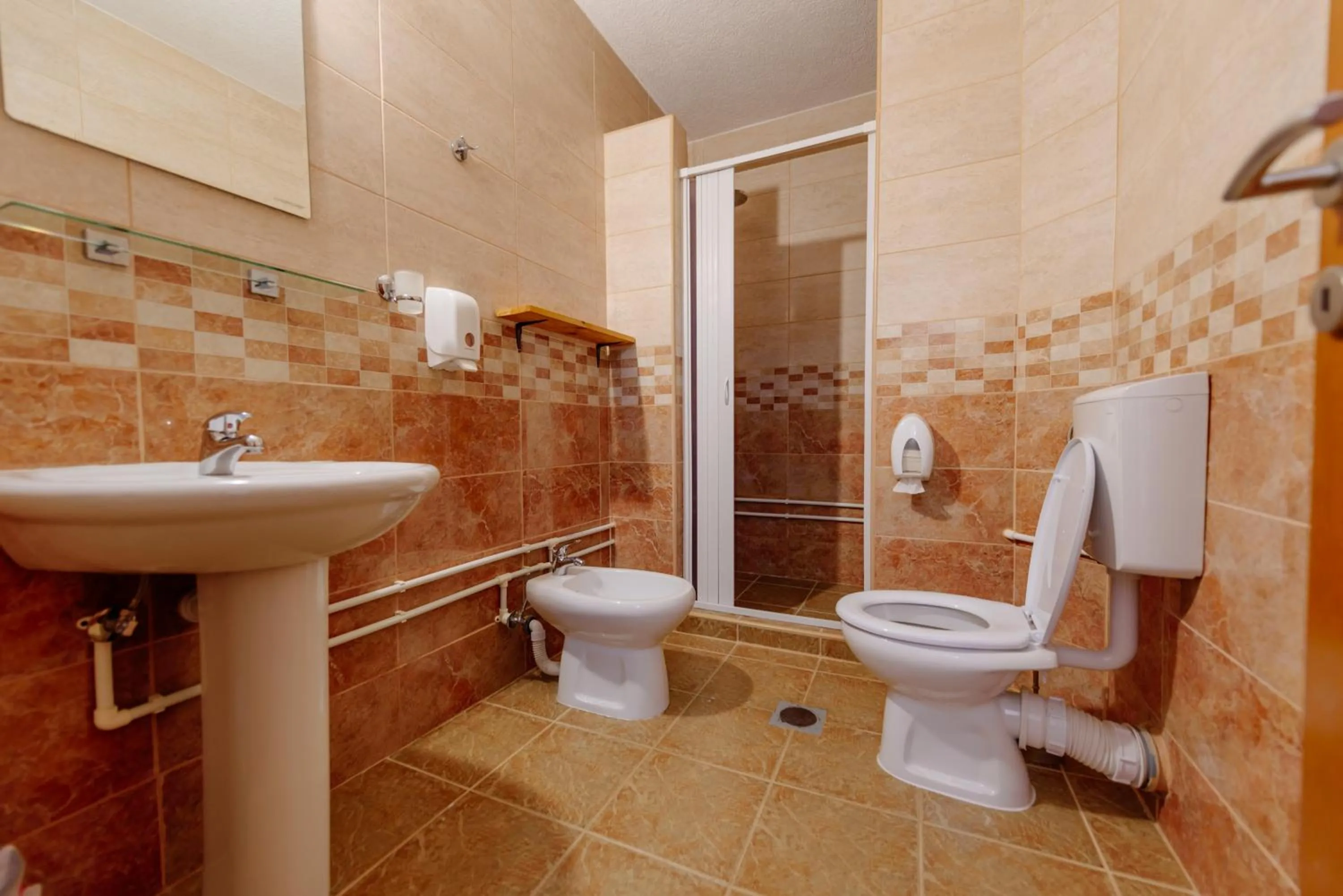 Shower in Hotel Zlatni bor