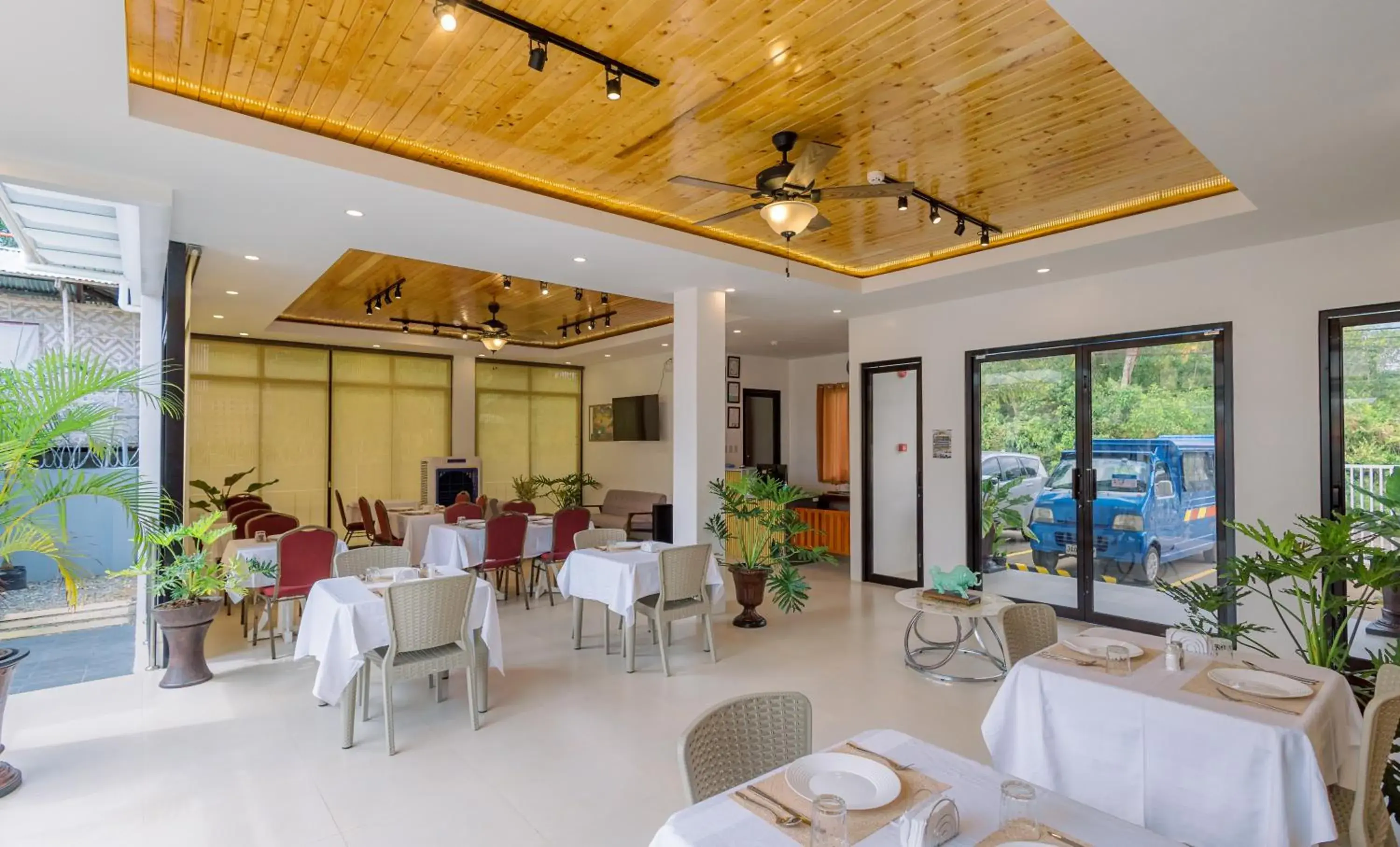 Restaurant/places to eat in E L Westensee Resort Restaurant/places to eat in E L Westensee Resort