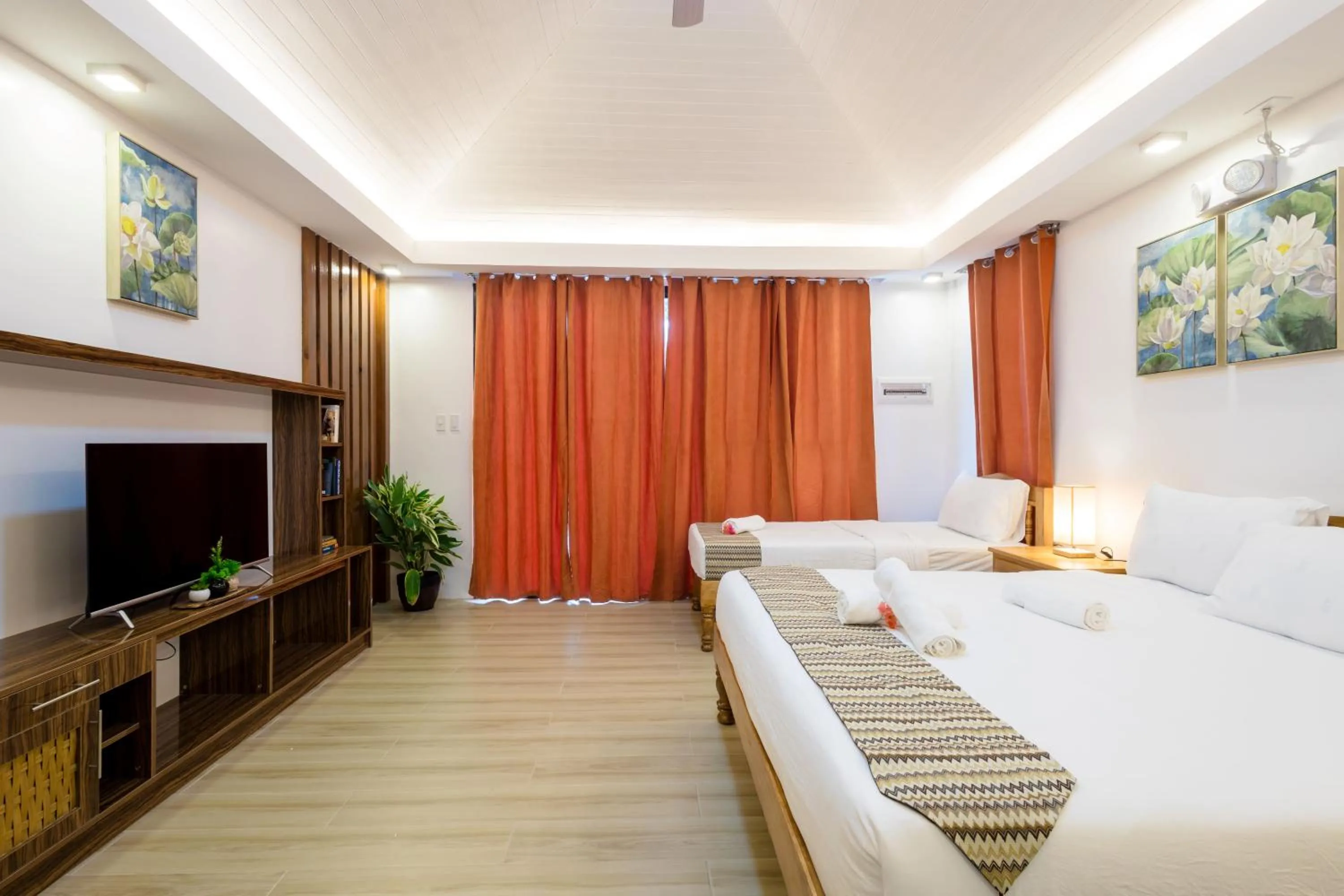 Bedroom, Bed in E L Westensee Resort