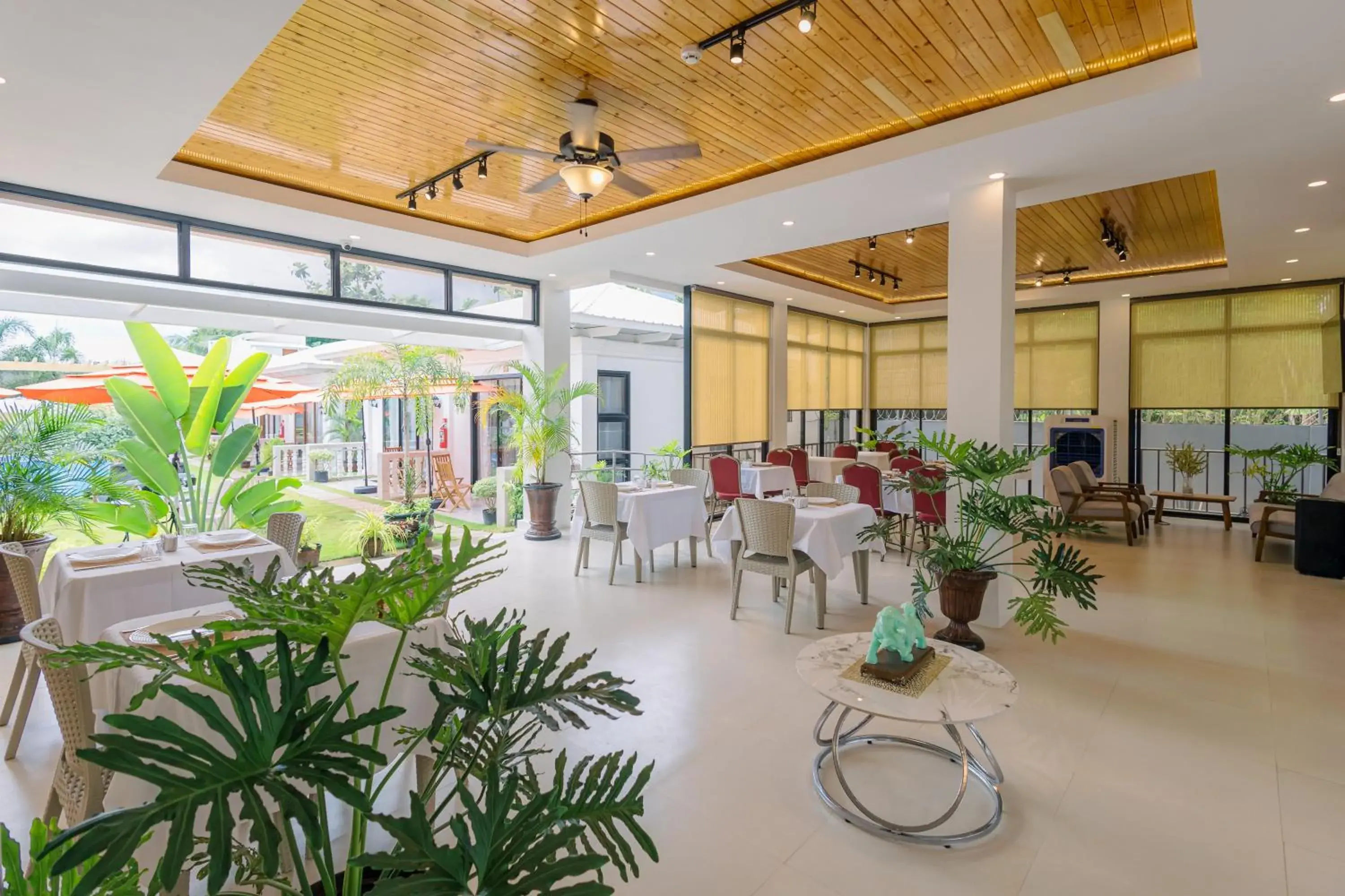 Restaurant/places to eat in E L Westensee Resort Restaurant/places to eat in E L Westensee Resort