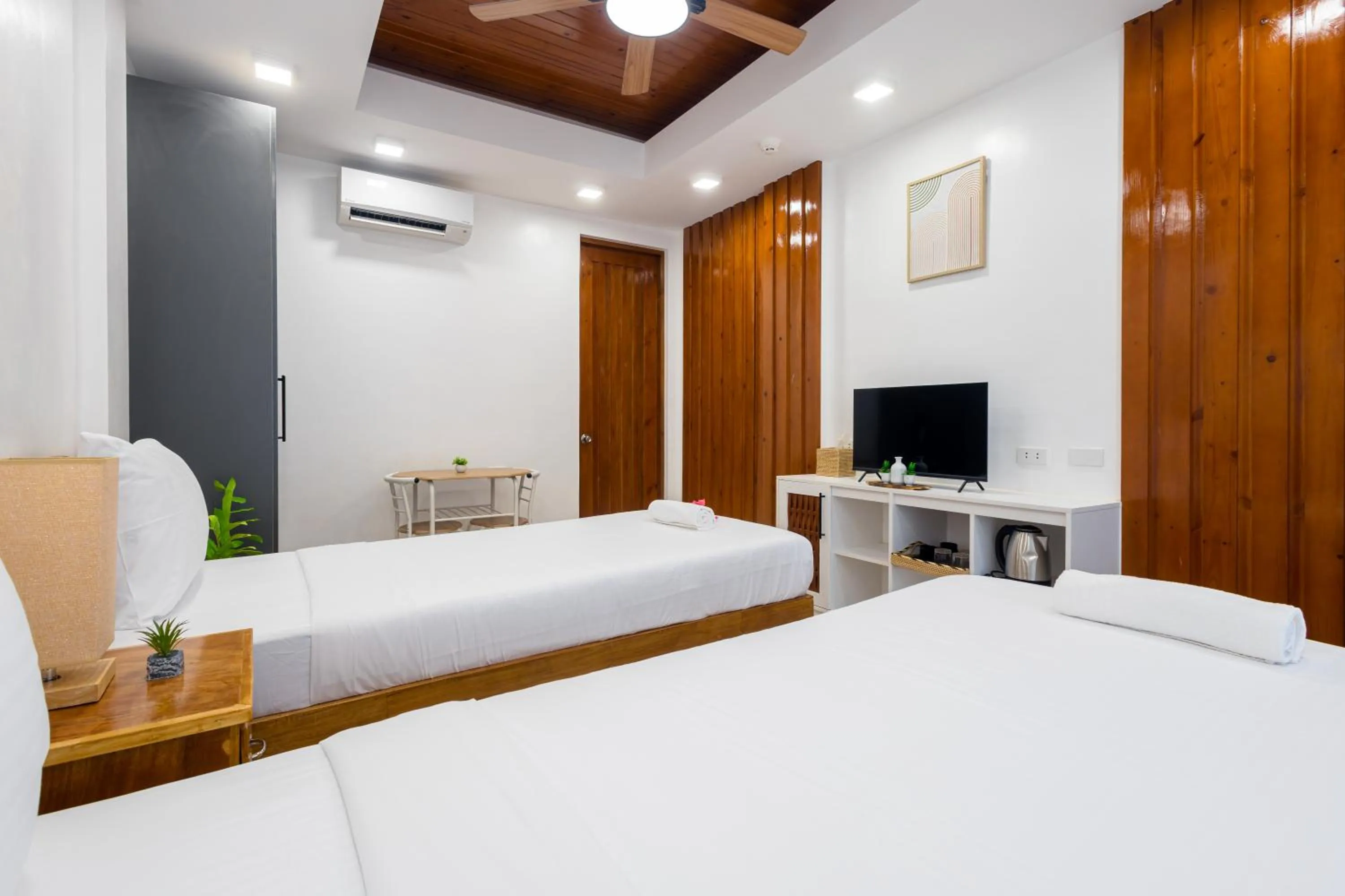 Bedroom, Bed in E L Westensee Resort