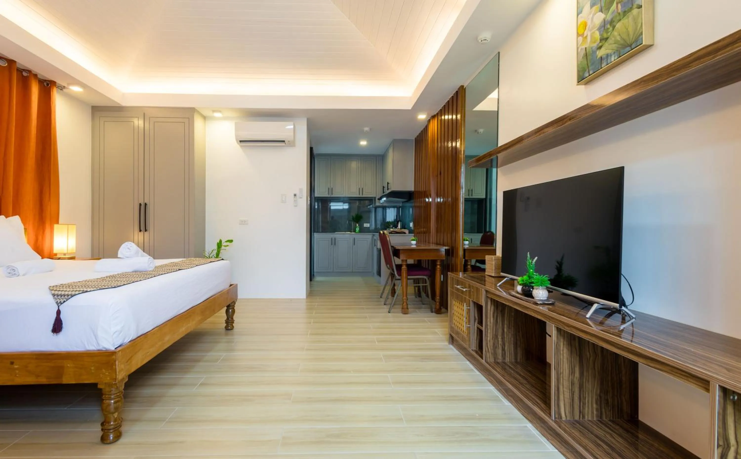 Bedroom, Bed in E L Westensee Resort