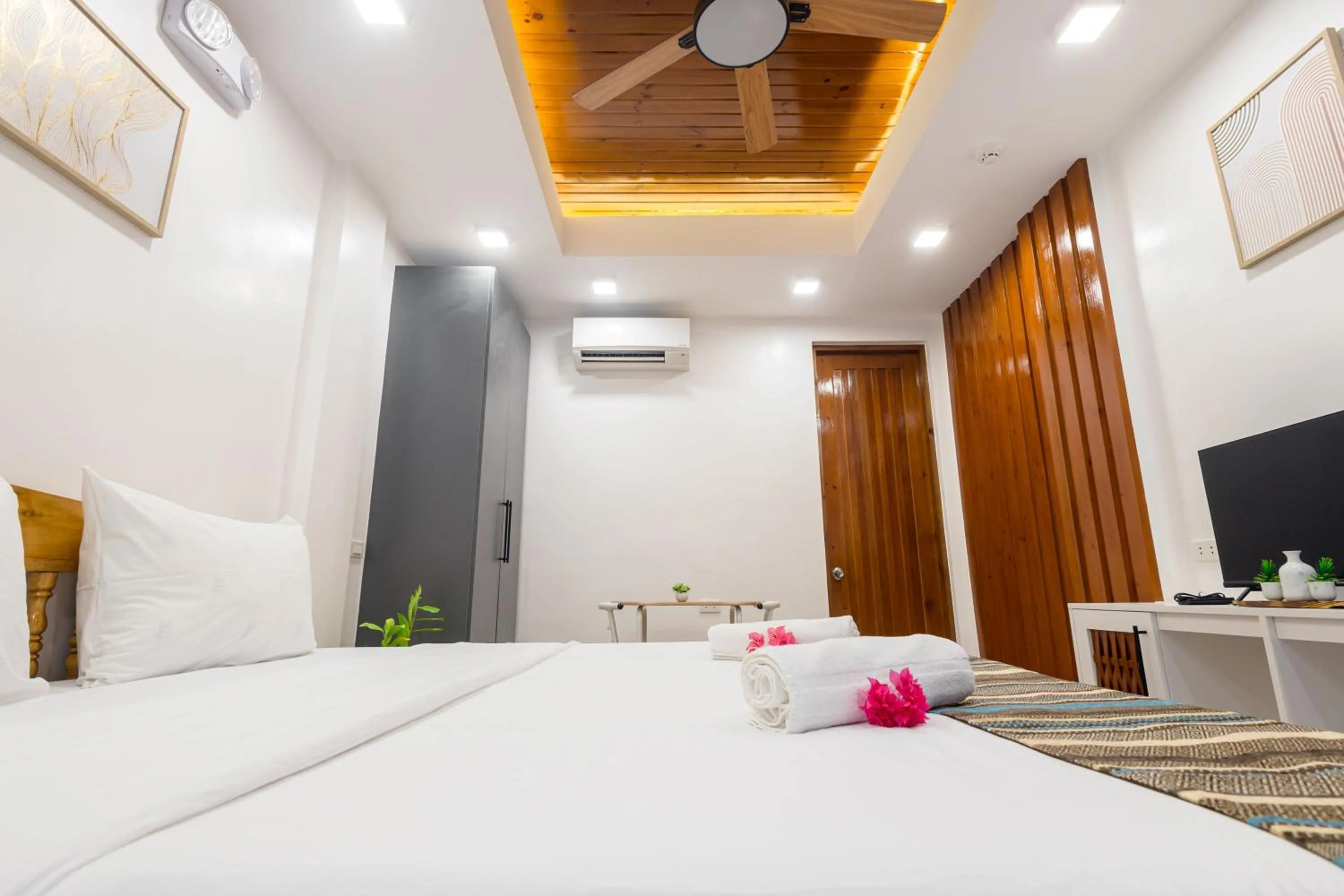 Bedroom, Bed in E L Westensee Resort