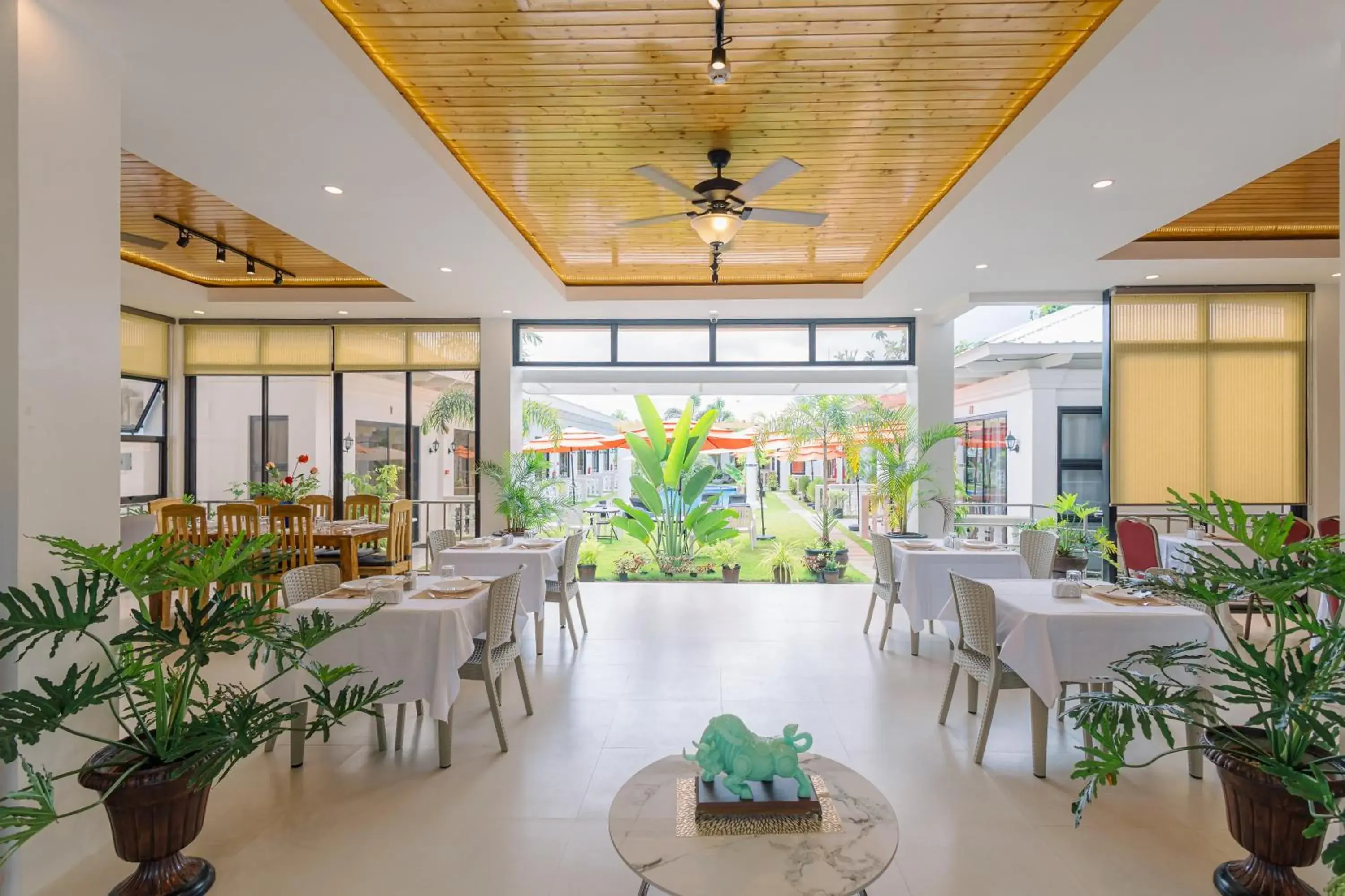 Restaurant/places to eat in E L Westensee Resort Restaurant/places to eat in E L Westensee Resort