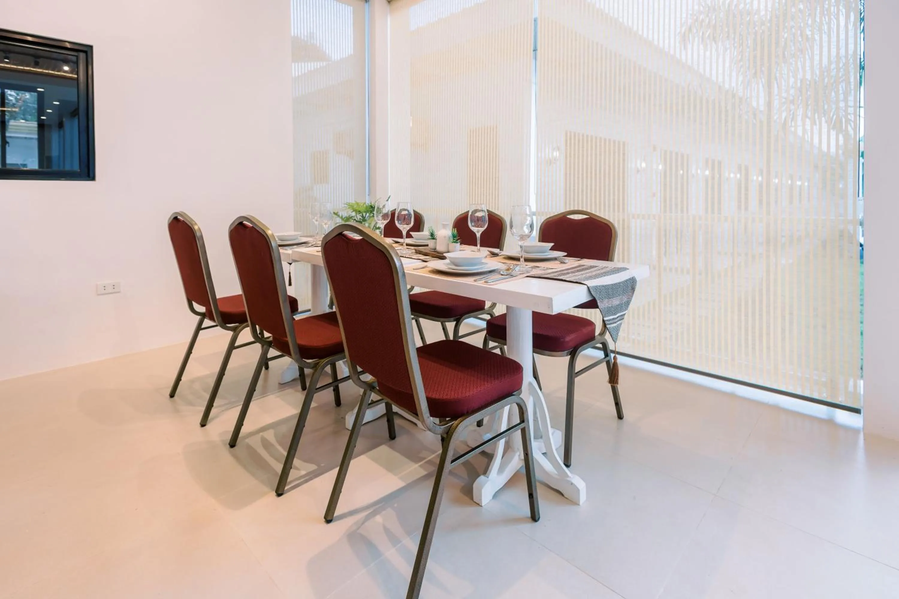 Restaurant/places to eat in E L Westensee Resort