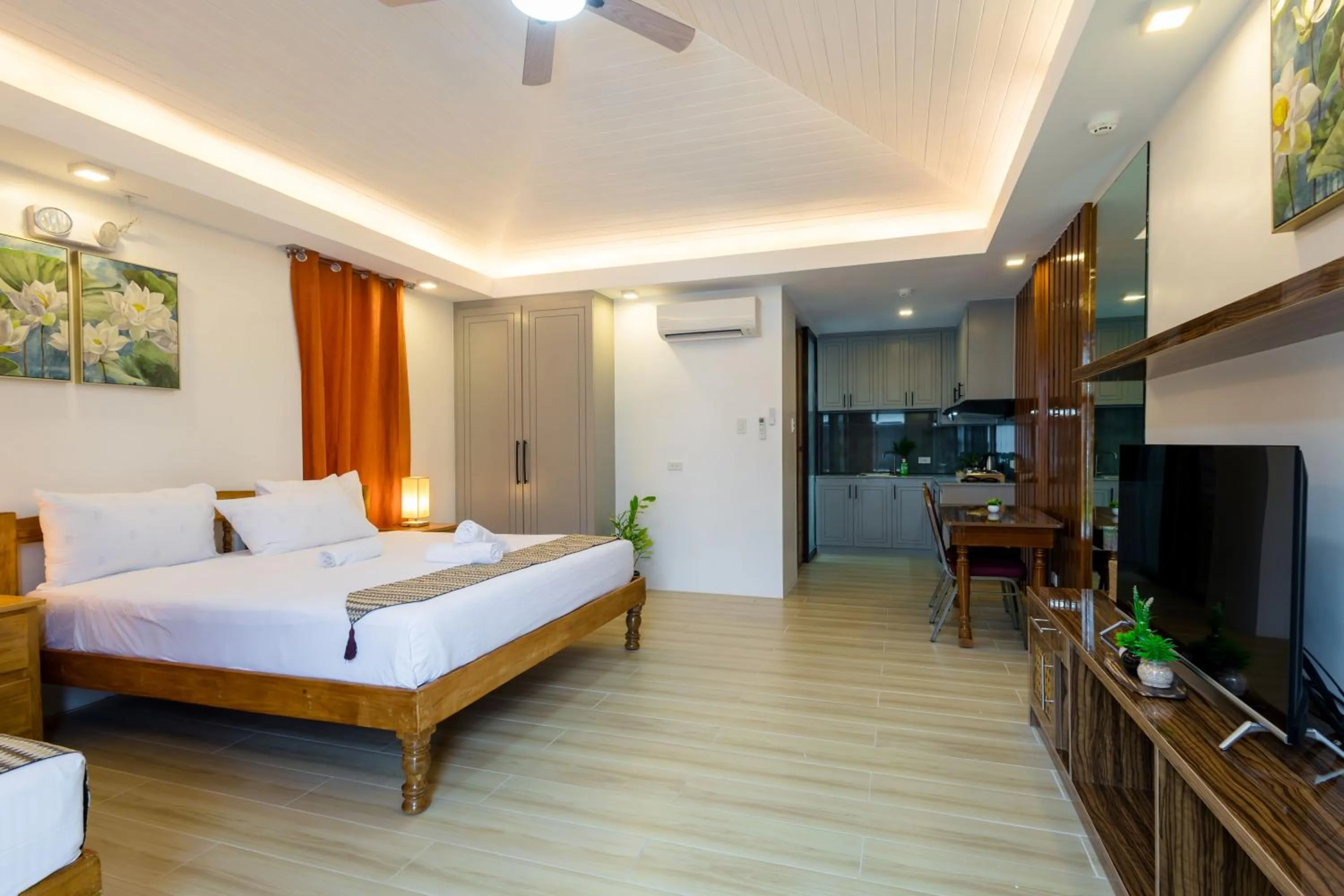 Bedroom, Bed in E L Westensee Resort