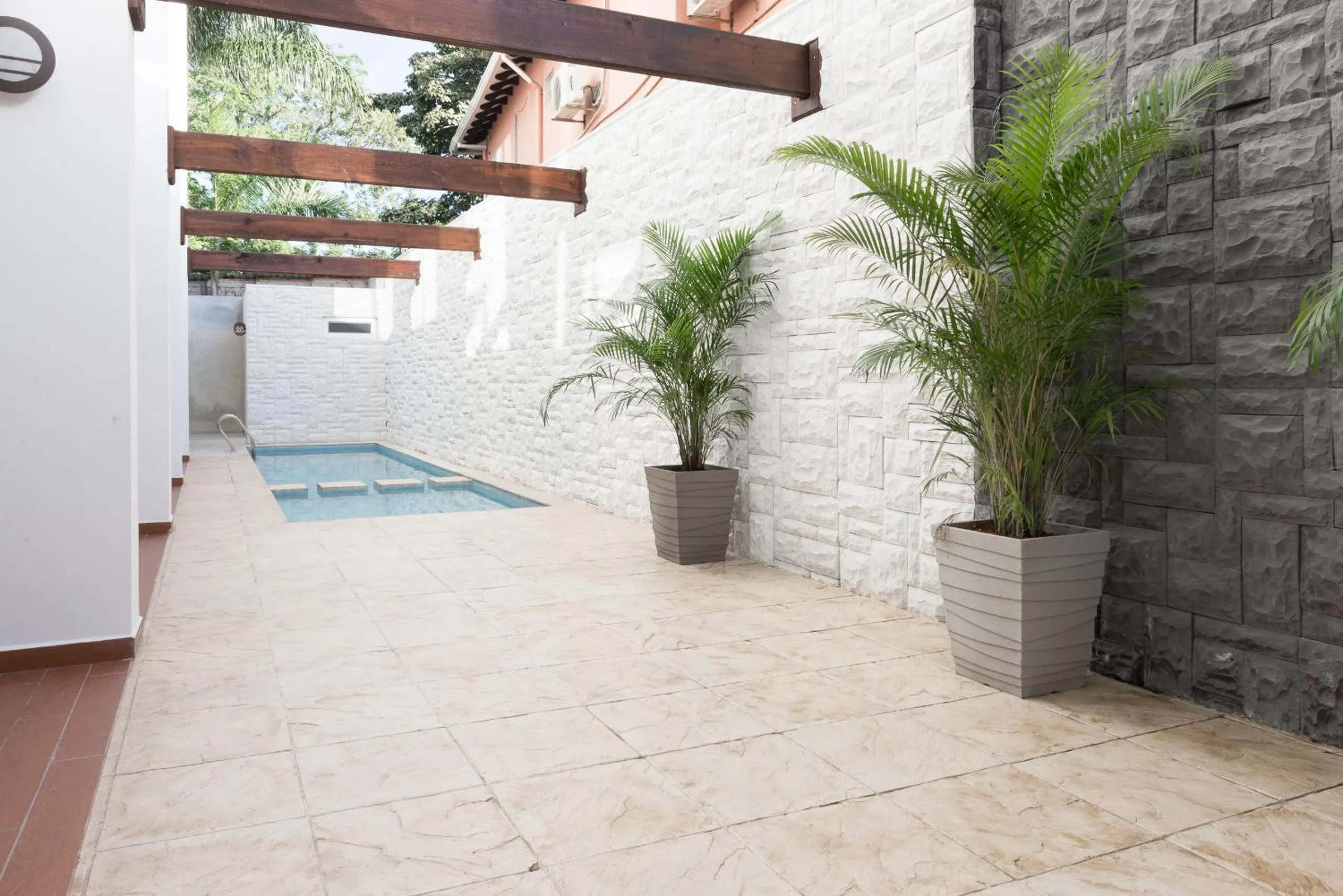 Swimming pool in Hotel Latitud 15