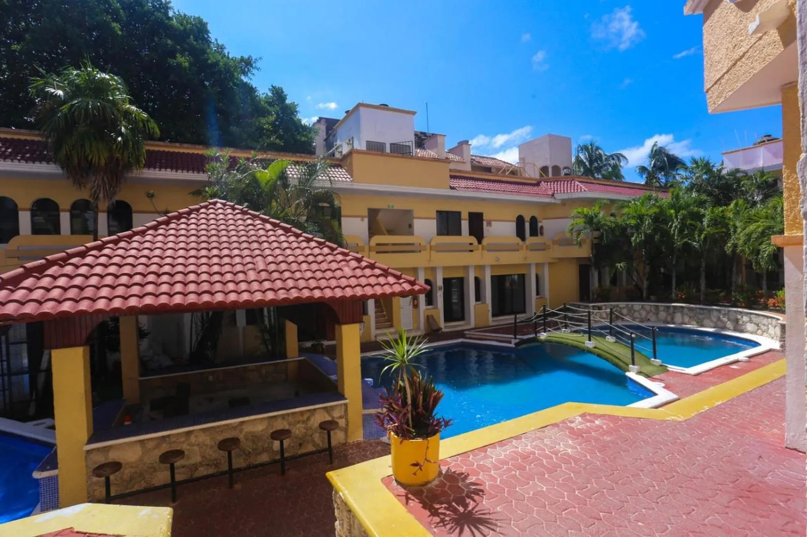 Property building in Hotel Vista Caribe 5ta Av a 5 Pasos de la Playa