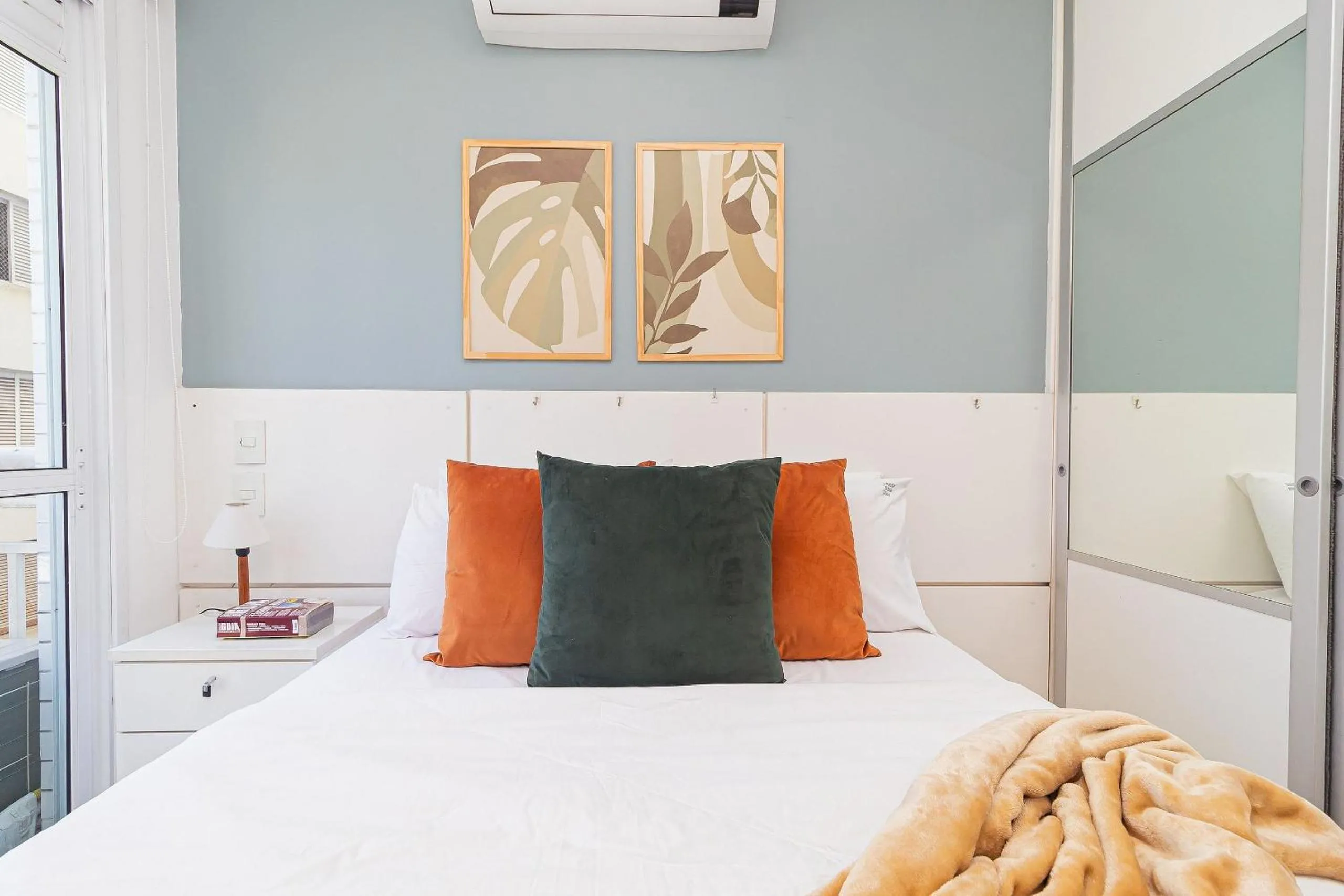 Bed in Vossa Bossa Pinheiros Style