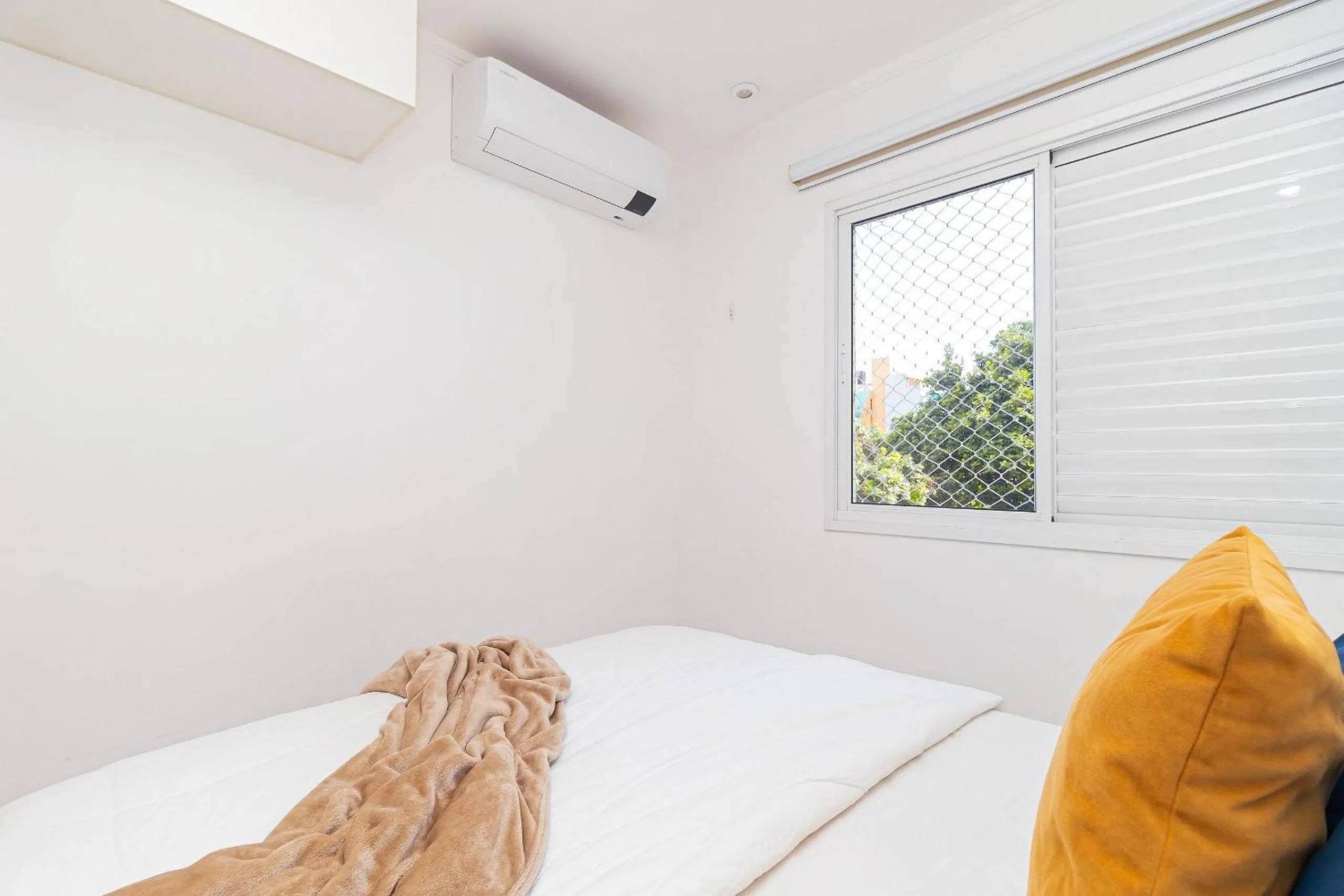 Bed in Vossa Bossa Pinheiros Style