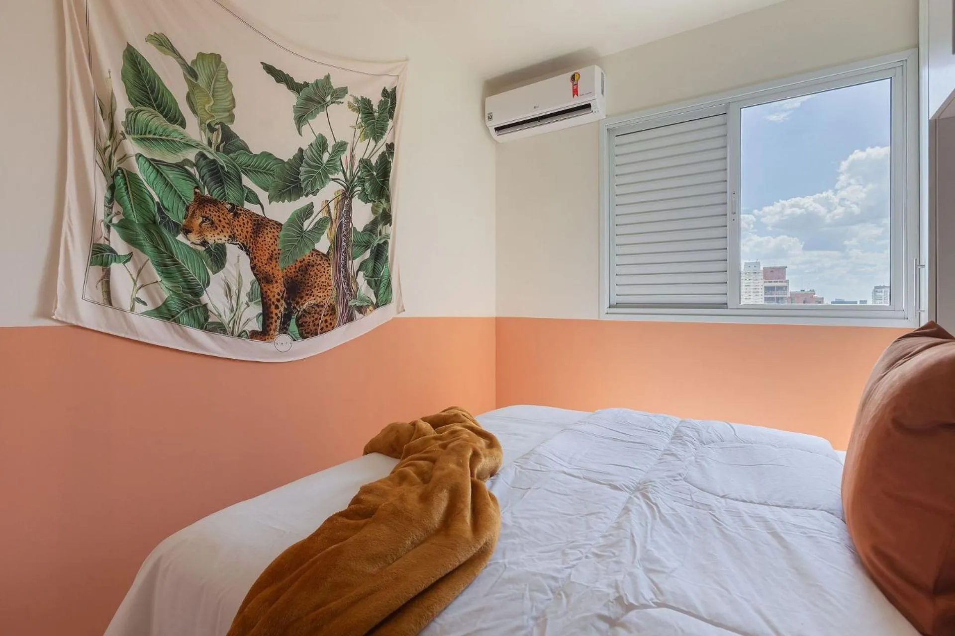 Bed in Vossa Bossa Pinheiros Style