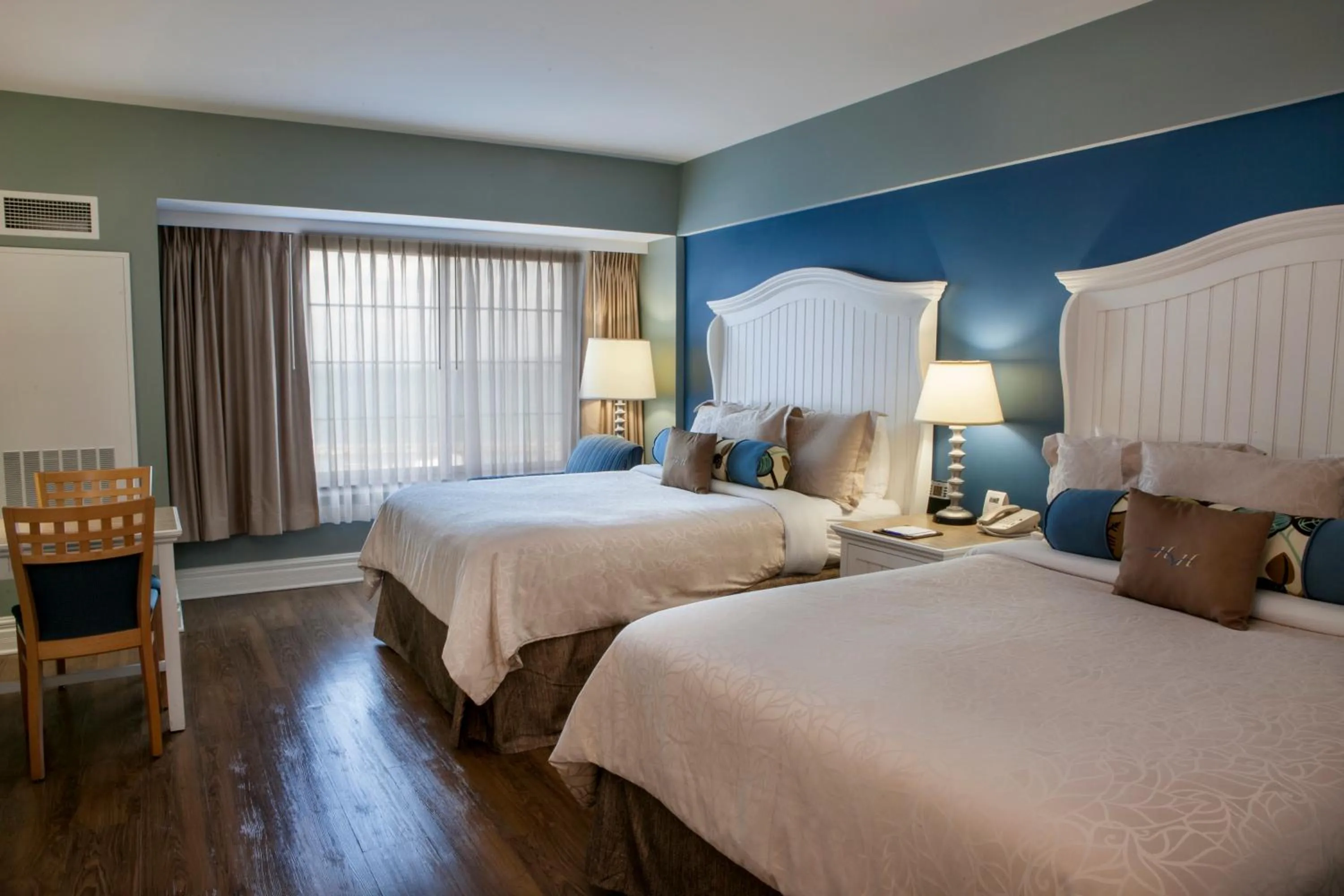 Bedroom, Bed in Watkins Glen Harbor Hotel