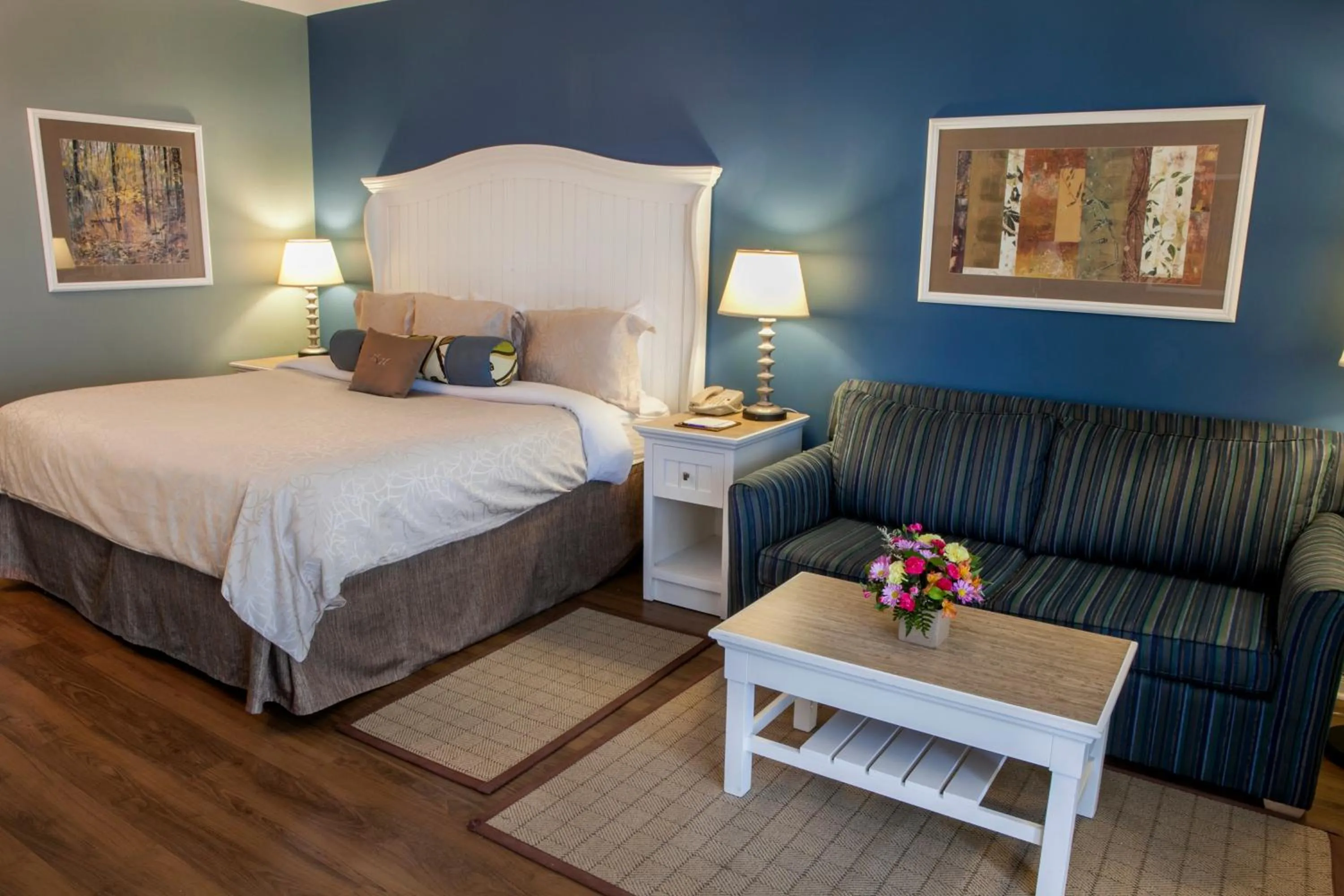 Bedroom, Bed in Watkins Glen Harbor Hotel